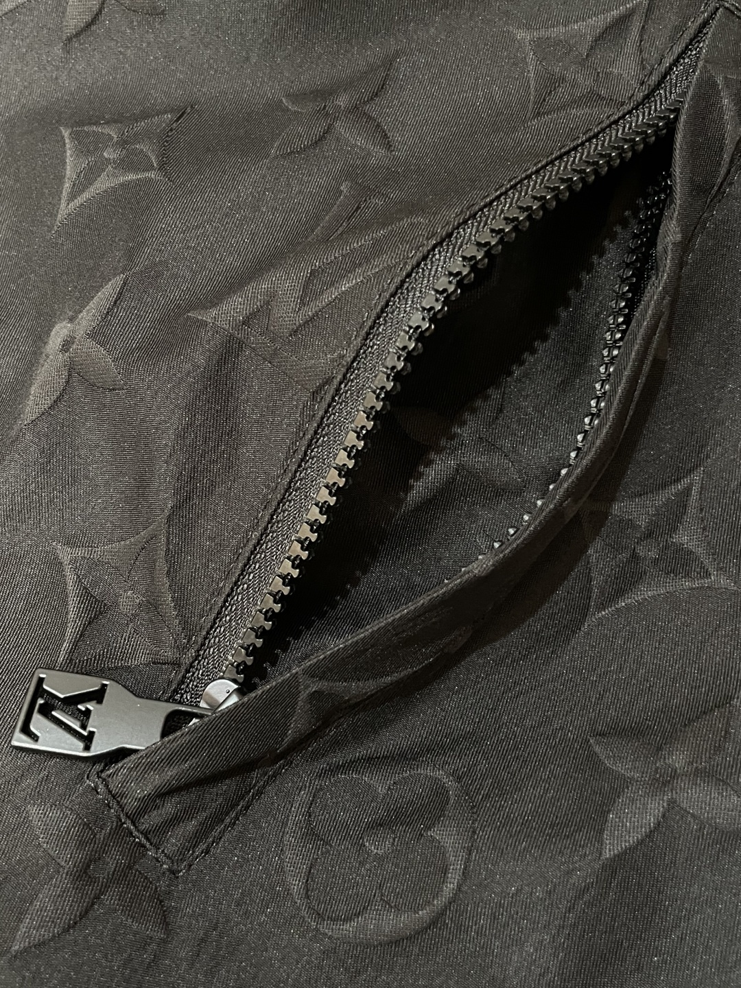 
Lv 高级定制 2025秋冬新品 轻熟商务 在随意的装束中都能体现低调奢华感 时尚简约百搭夹克 采用顶