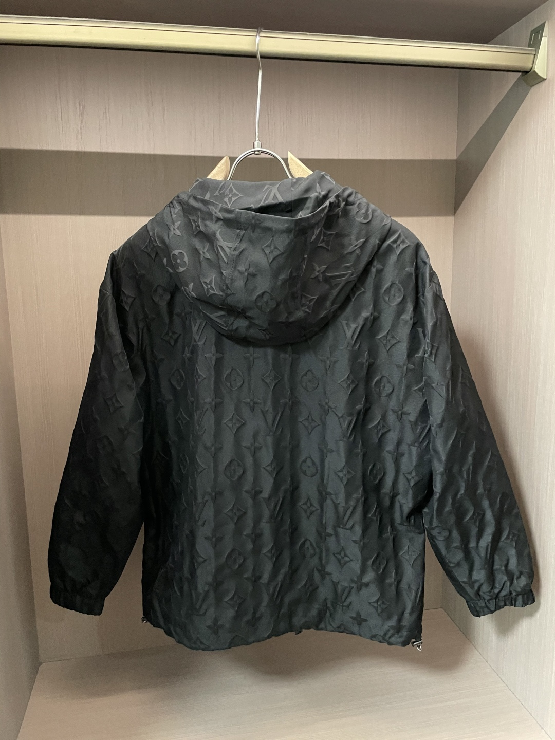 
Lv 高级定制 2025秋冬新品 轻熟商务 在随意的装束中都能体现低调奢华感 时尚简约百搭夹克 采用顶