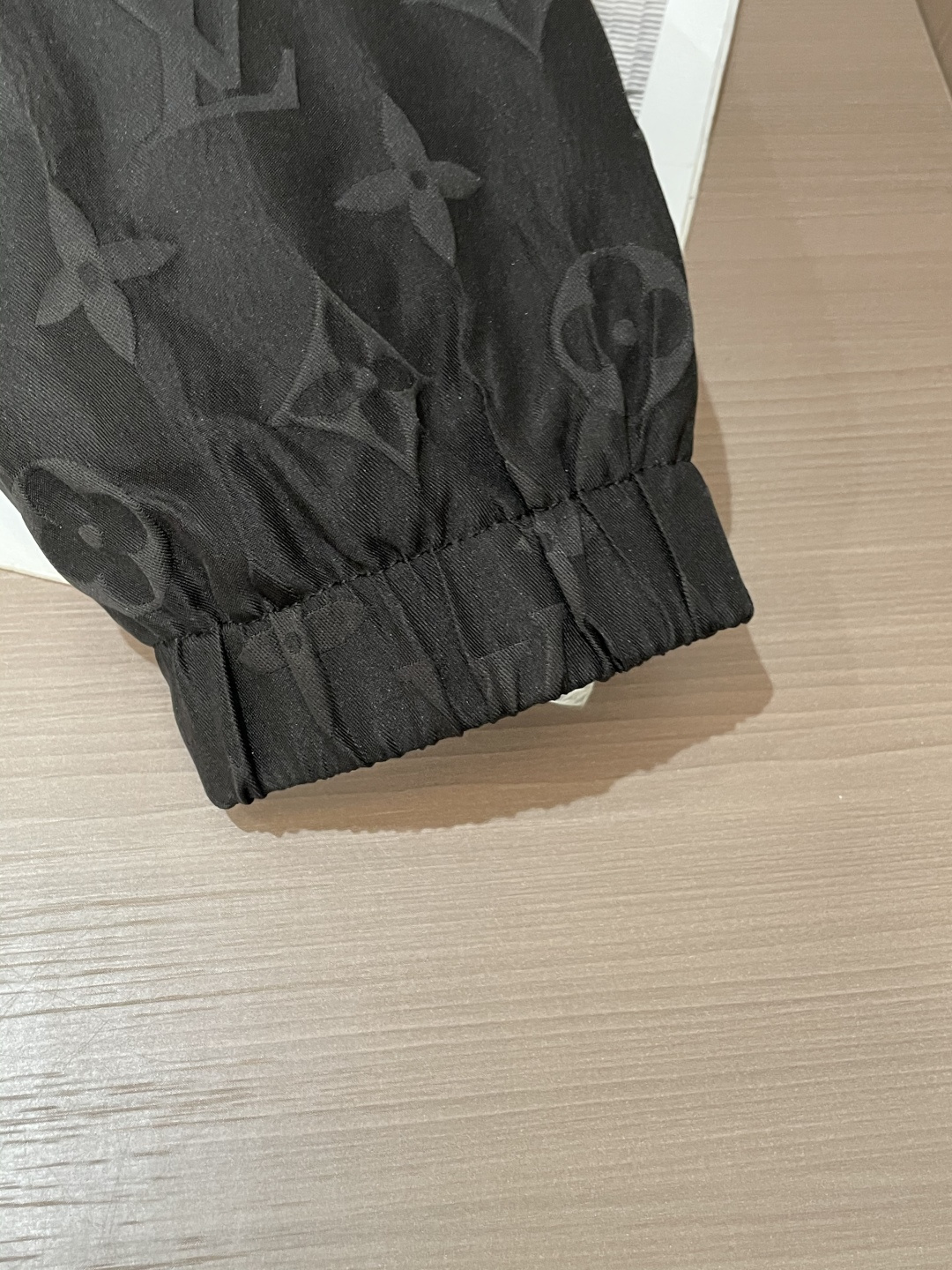 
Lv 高级定制 2025秋冬新品 轻熟商务 在随意的装束中都能体现低调奢华感 时尚简约百搭夹克 采用顶