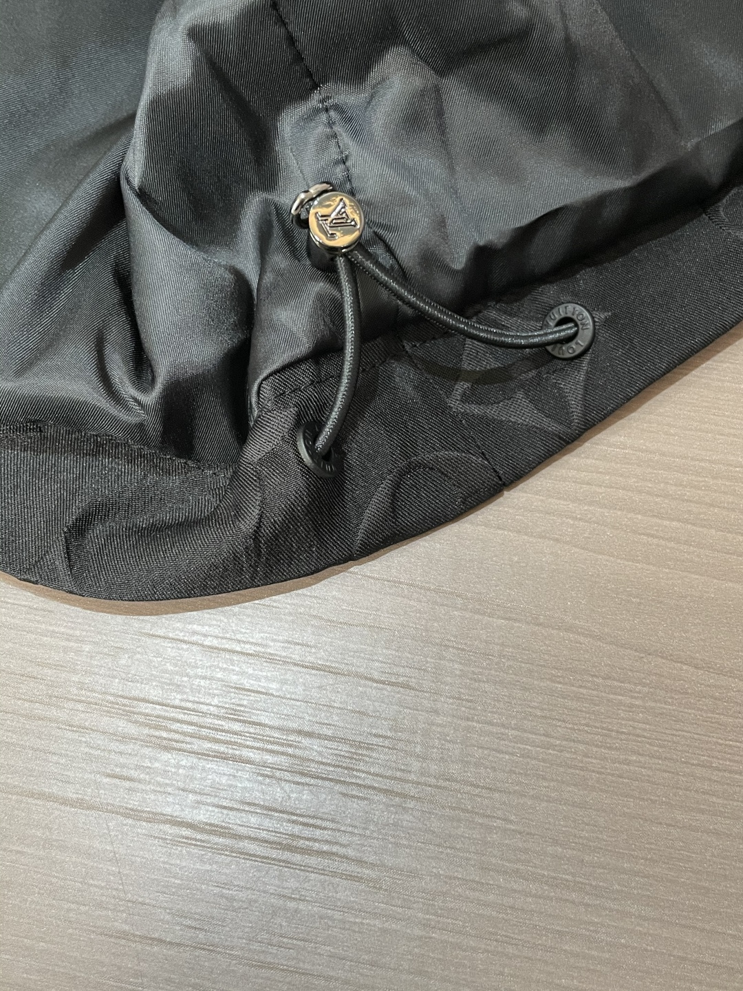 
Lv 高级定制 2025秋冬新品 轻熟商务 在随意的装束中都能体现低调奢华感 时尚简约百搭夹克 采用顶