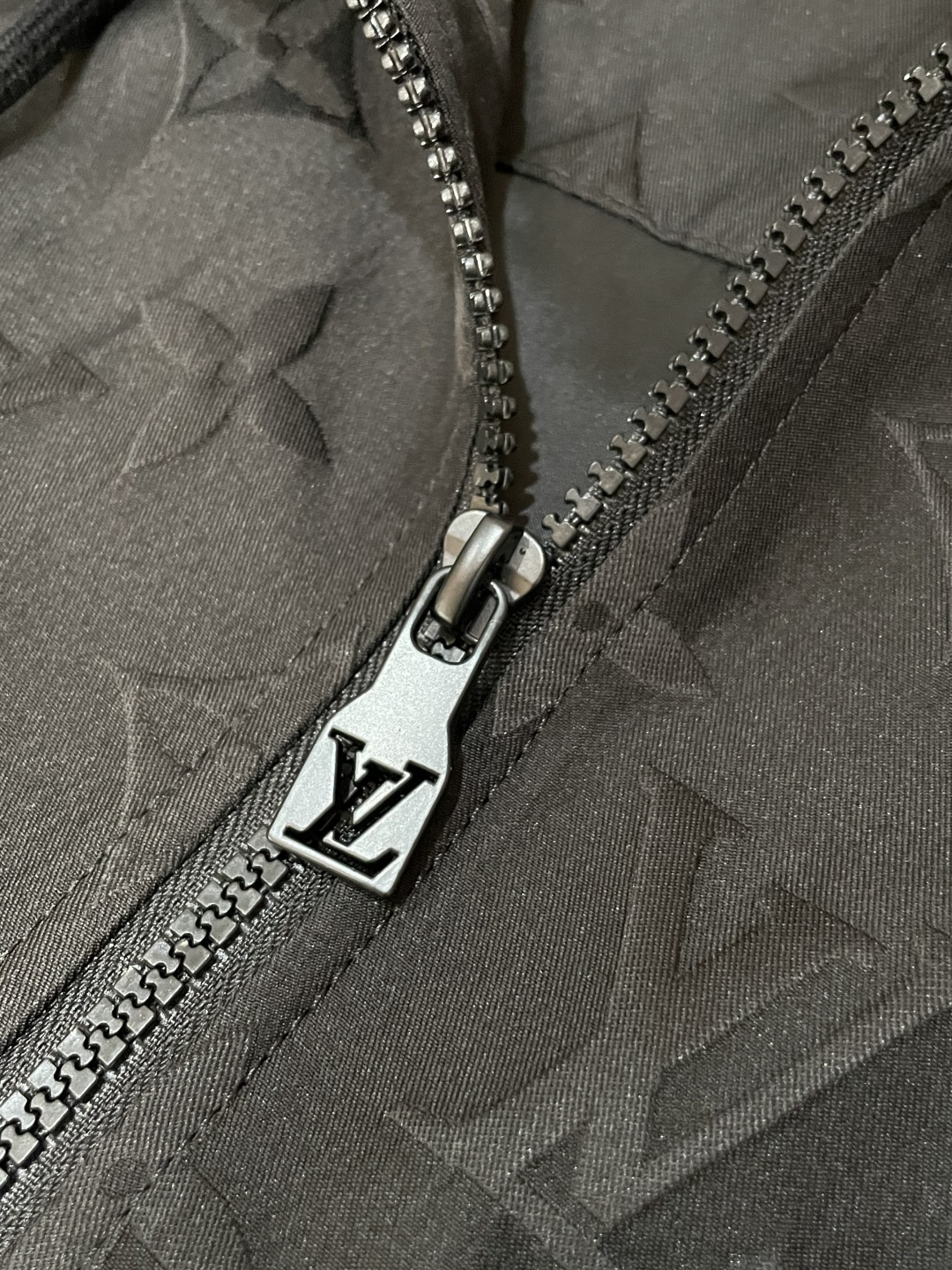 
Lv 高级定制 2025秋冬新品 轻熟商务 在随意的装束中都能体现低调奢华感 时尚简约百搭夹克 采用顶
