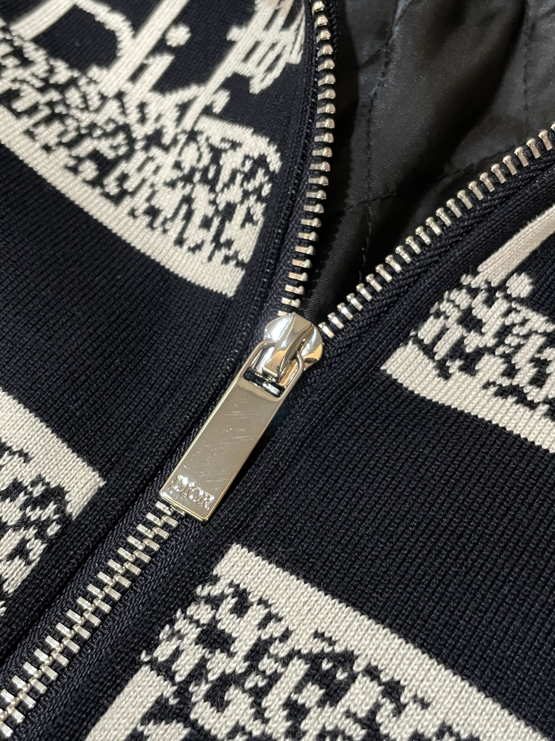 
Dior 高级定制 2025秋冬新品 轻熟商务 在随意的装束中都能体现低调奢华感 时尚简约百搭夹克 采