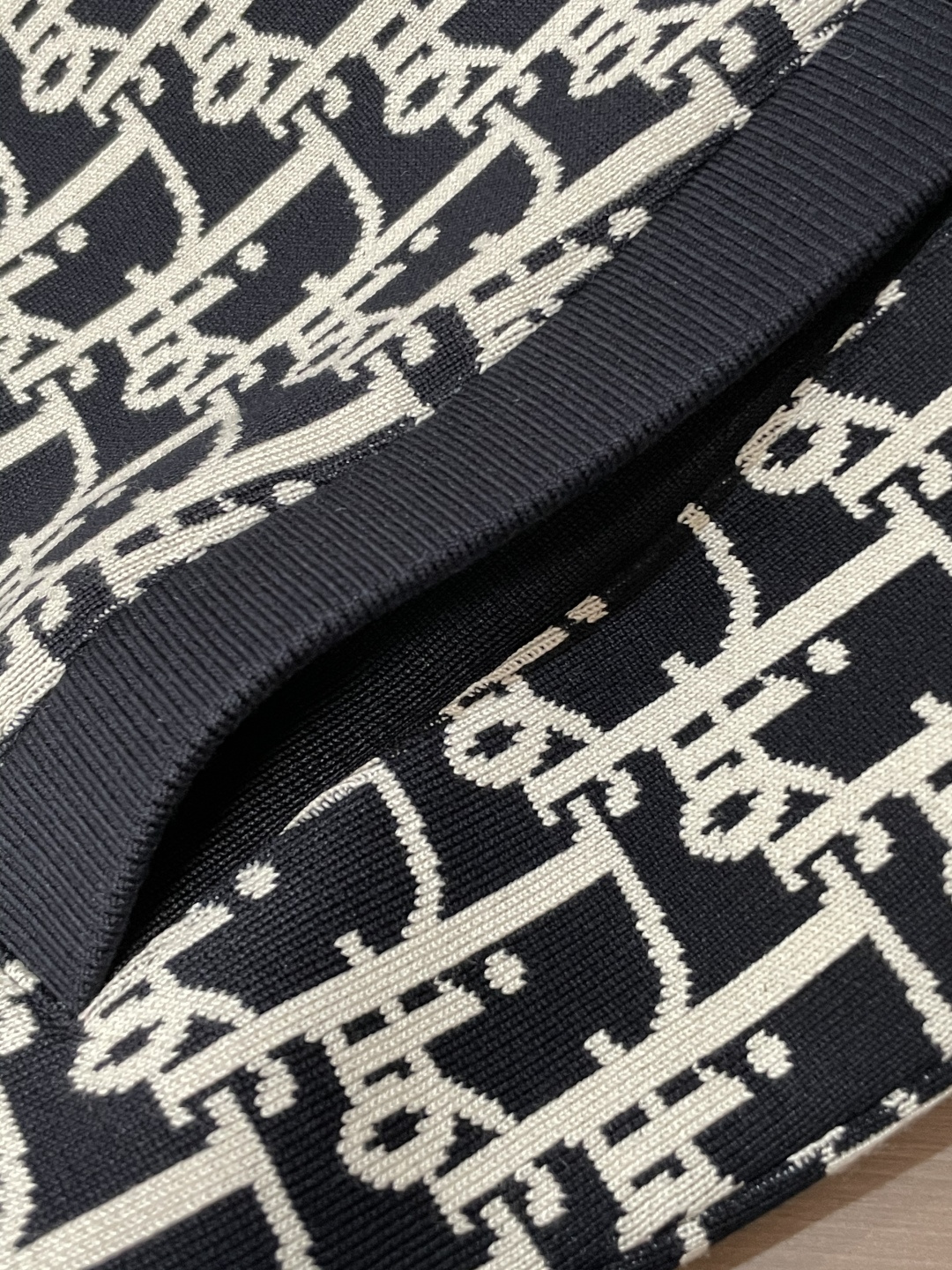 
Dior 高级定制 2025秋冬新品 轻熟商务 在随意的装束中都能体现低调奢华感 时尚简约百搭夹克 采