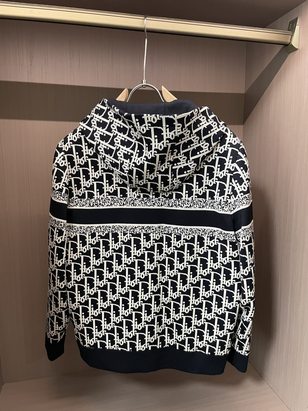 
Dior 高级定制 2025秋冬新品 轻熟商务 在随意的装束中都能体现低调奢华感 时尚简约百搭夹克 采