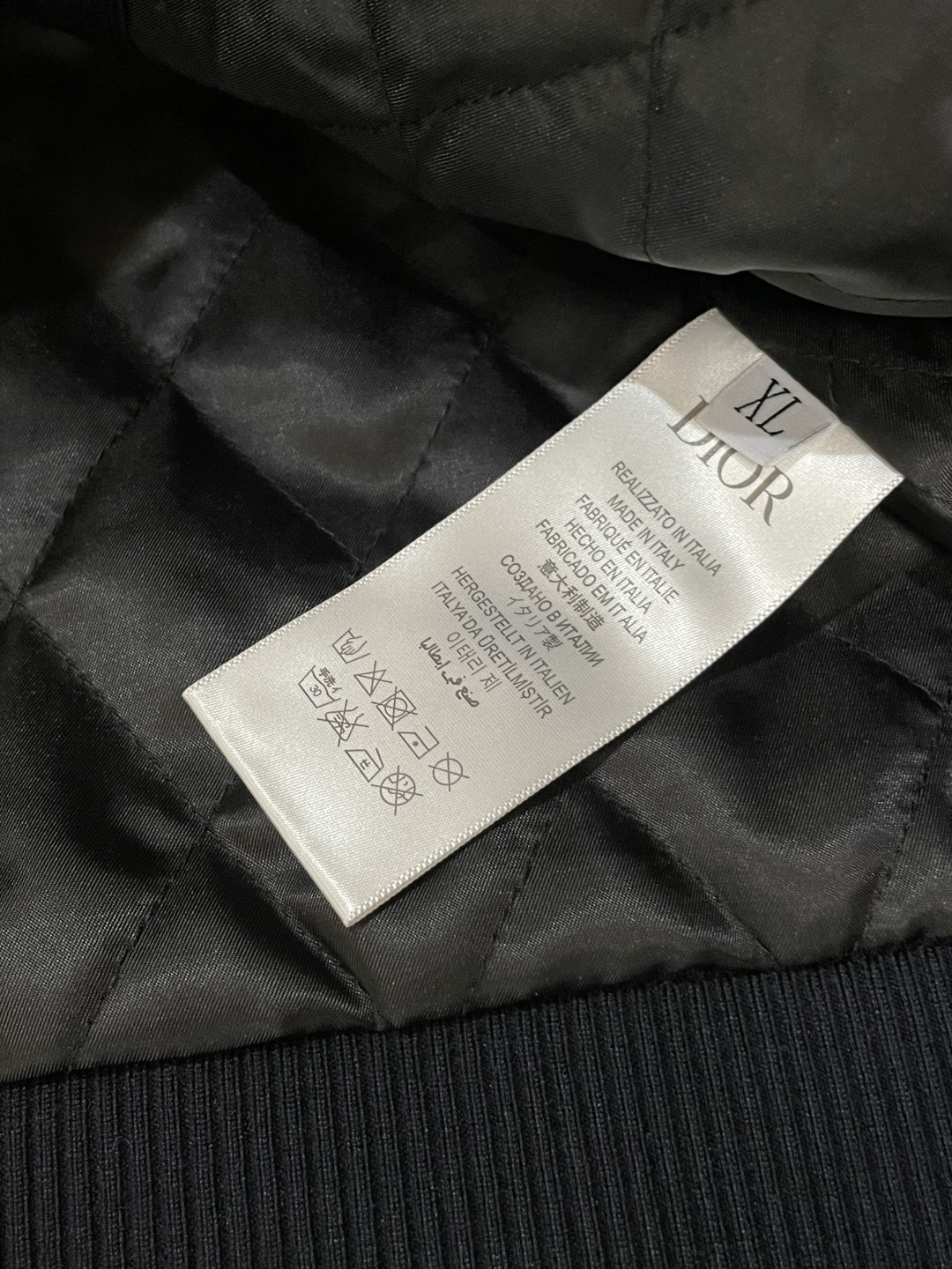 
Dior 高级定制 2025秋冬新品 轻熟商务 在随意的装束中都能体现低调奢华感 时尚简约百搭夹克 采