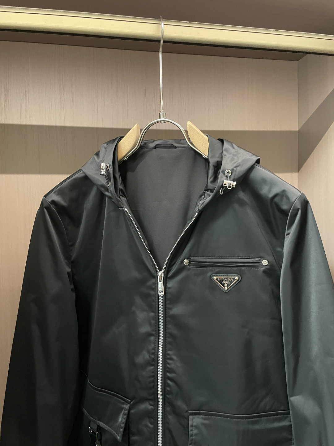 
Prad 高级定制 2025秋冬新品 轻熟商务 在随意的装束中都能体现低调奢华感 时尚简约百搭夹克 采