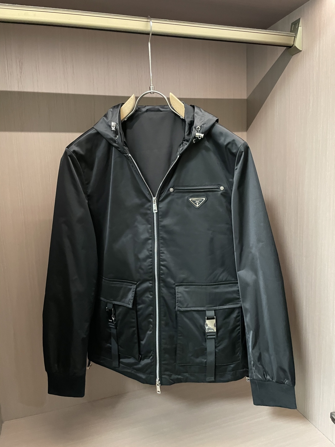 NO:510759,Prad high-end customization 2025 autumn and winter new products Light and mature business can reflect low-key luxury in casual outfits Fashionable and simple versatile jackets are made of top-quality custom super soft silky fiber elastic fabrics High-density ultra-thin material, skin-friendly, delicate and comfortable, soft and breathable, super texture, and strong sense of class. All details show the quality of the big brand. Highly recommended versatile basic models. It can be used for daily life, casualness, and all functions. It is versatile and versatile, classic and not picky, and the colors used for men's wardrobe. Simple and generous, easy to wear but not picky, and the quality can definitely stand the test. Size: M-3XL,, prada, jackets & coats, alexander wang19860909Prad 高级定制 2025秋冬新品 轻熟商务 在随意的装束中都能体现低调奢华感 时尚简约百搭夹克 采用顶级定制超柔丝滑纤维弹性面料 高密超薄材质、手感亲肤 细腻舒适 柔软透气,质感超强,档次感强.各种细节都彰显大牌的品质 极力推荐 百搭基本款 可日常,可休闲,各种功能都HOLD住,万能百搭,经典不挑人,男士衣橱专用的颜色 简单大方,好穿不挑人,品质绝对经得起考验. 尺码:M-3XL,,prada,jackets & coats,alexander wang,Men's clothing