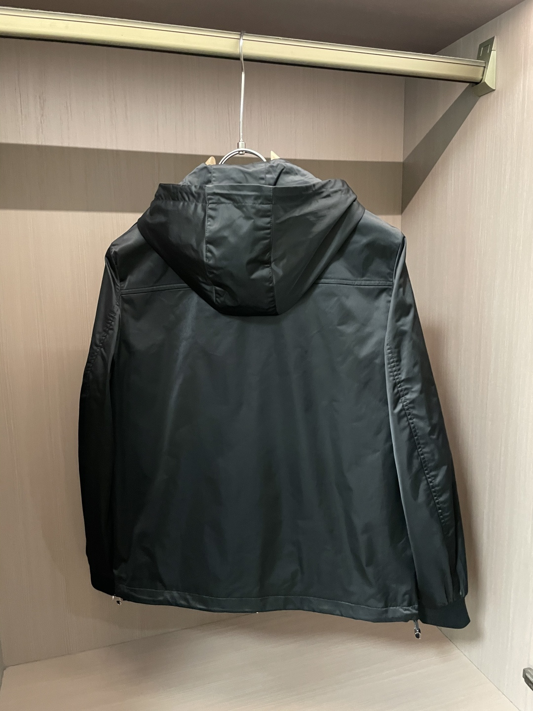 
Prad 高级定制 2025秋冬新品 轻熟商务 在随意的装束中都能体现低调奢华感 时尚简约百搭夹克 采