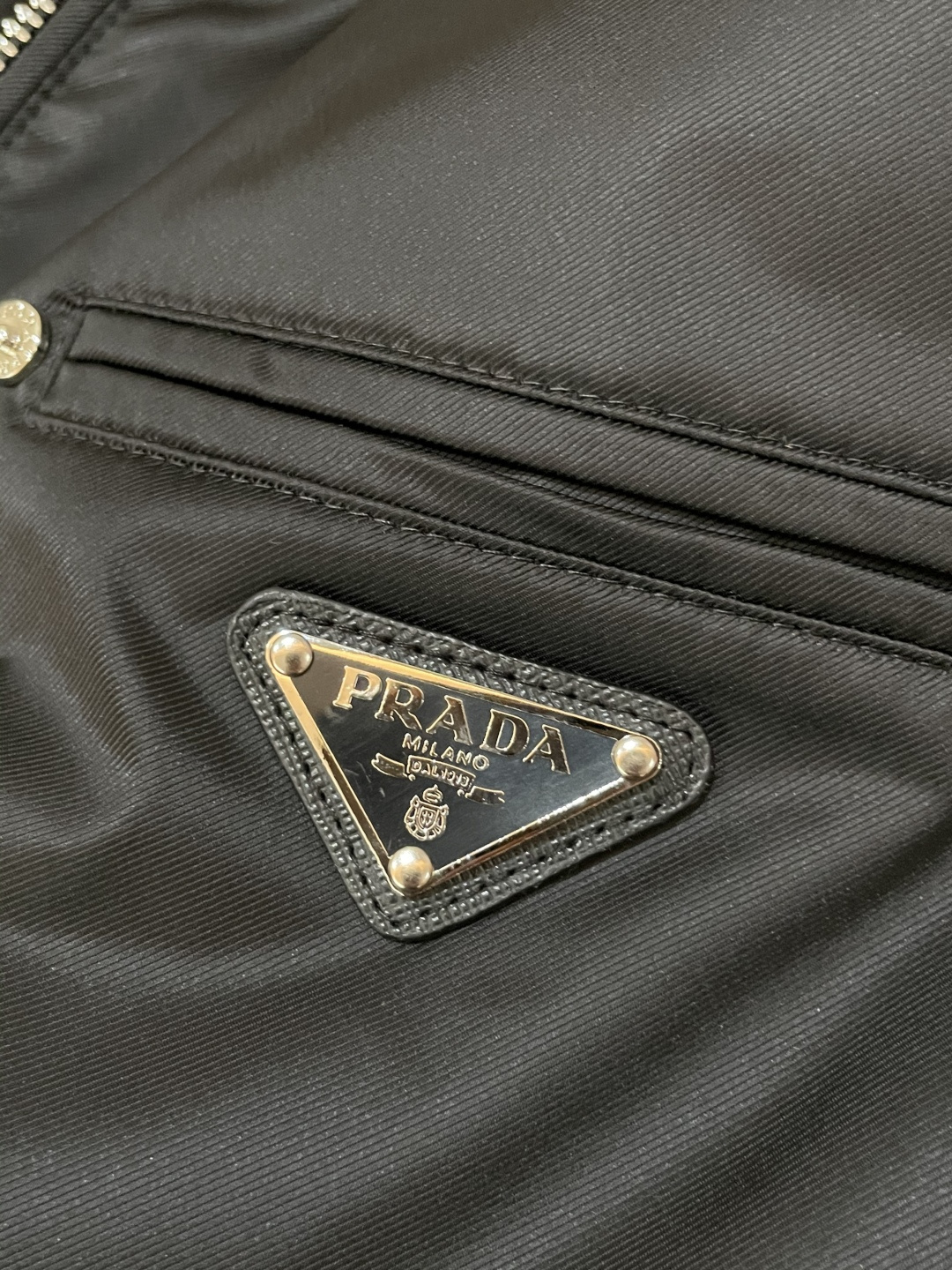 
Prad 高级定制 2025秋冬新品 轻熟商务 在随意的装束中都能体现低调奢华感 时尚简约百搭夹克 采