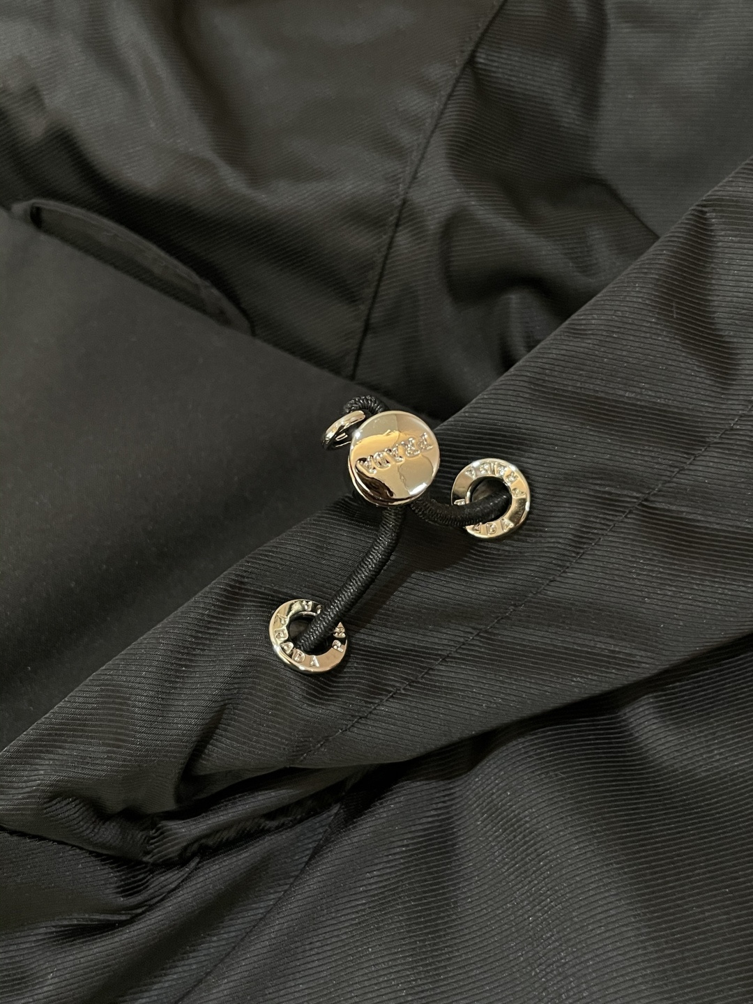 
Prad 高级定制 2025秋冬新品 轻熟商务 在随意的装束中都能体现低调奢华感 时尚简约百搭夹克 采