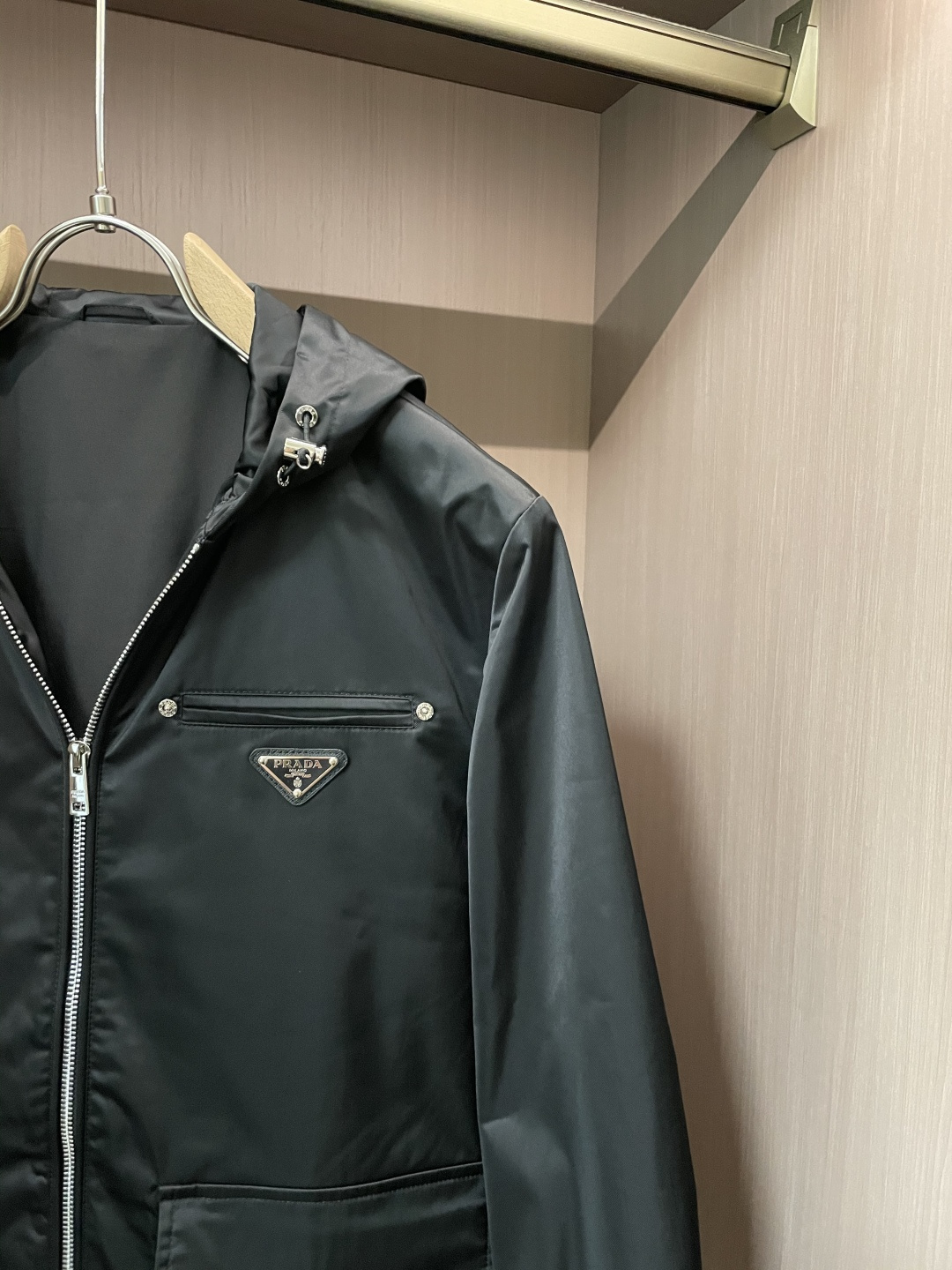 
Prad 高级定制 2025秋冬新品 轻熟商务 在随意的装束中都能体现低调奢华感 时尚简约百搭夹克 采