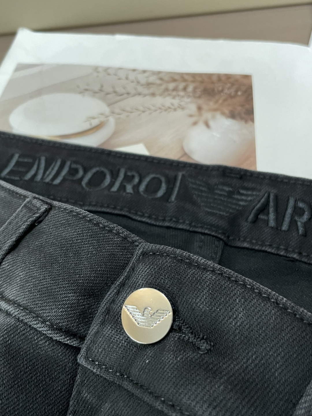 
阿玛尼
专柜最新同款牛仔裤 面料版型做工绝绝子
好穿不挑身材在搭配上没有太多的限制 随意简洁的衬托其他