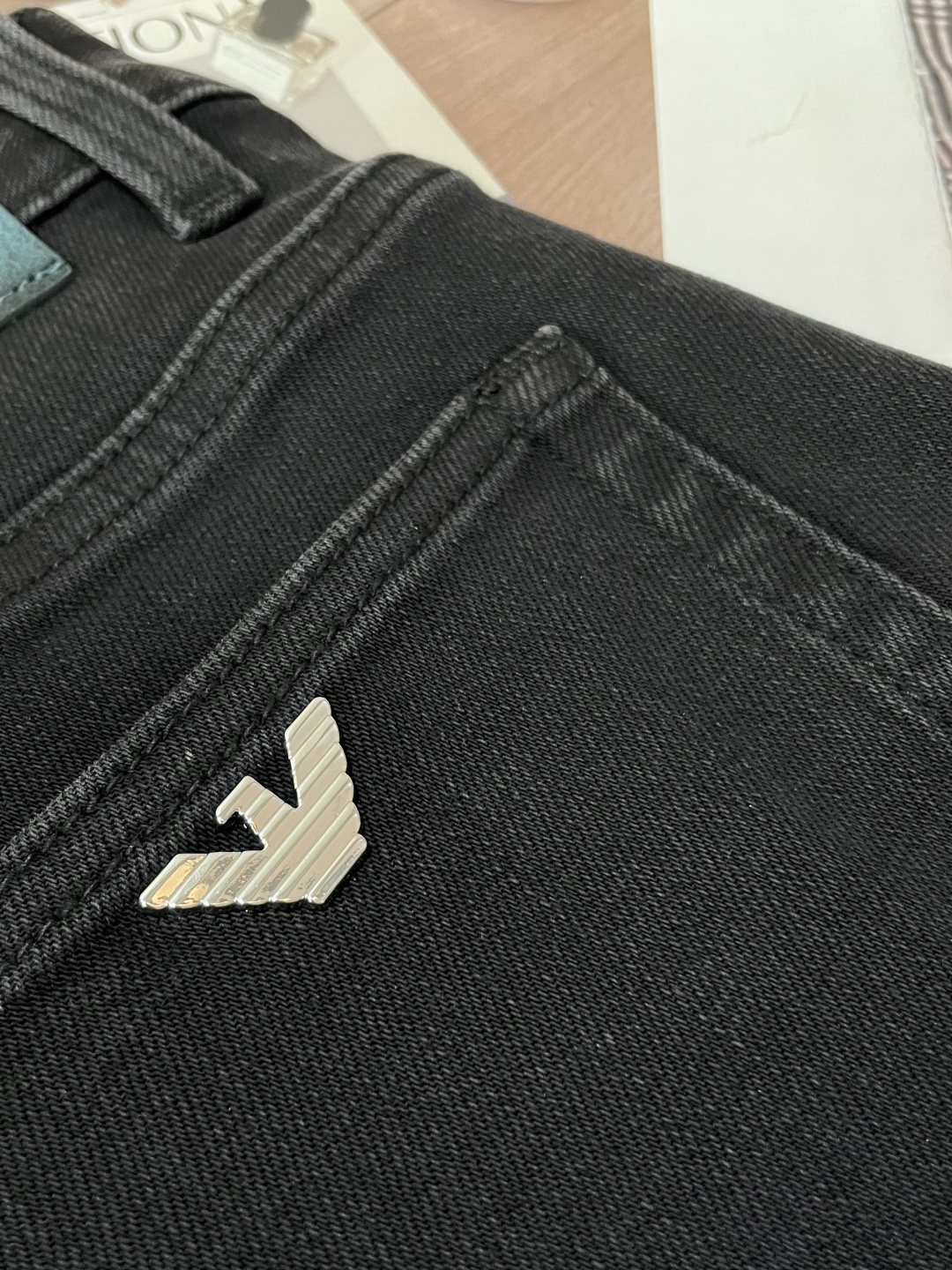 
阿玛尼
专柜最新同款牛仔裤 面料版型做工绝绝子
好穿不挑身材在搭配上没有太多的限制 随意简洁的衬托其他