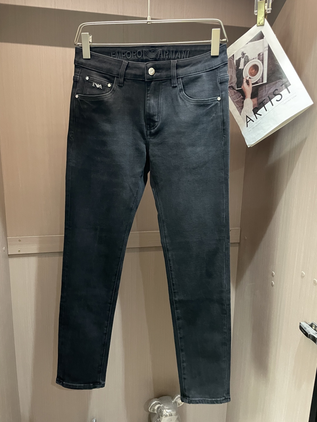 NO:510762,Armani The latest style of jeans in the counter, the fabric style is absolutely craftsmanship, easy to wear, not picky about body shape, there is no limit on matching, casual and simple set off other items to show your style and posture~ You can match any style of items, match with various T-shirts/shirts, knitted jackets, you don’t have to worry about matching on your daily trip 3 sizes 29-38,,armani,jeans,jackets & coats,shirts,tees,t-shirt,alexander wang19860909阿玛尼 专柜最新同款牛仔裤 面料版型做工绝绝子 好穿不挑身材在搭配上没有太多的限制 随意简洁的衬托其他单品,来展现自己的风格姿态～ 可以百搭任何风格的单品,搭配各种T恤／衬衫,针织外套都可,日常外出不必再为搭配而烦恼了3 尺码 29-38,,armani,jeans,jackets & coats,shirts,tees，t-shirt,alexander wang,Men's clothing
