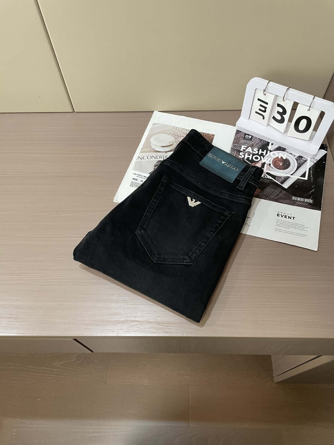 
阿玛尼
专柜最新同款牛仔裤 面料版型做工绝绝子
好穿不挑身材在搭配上没有太多的限制 随意简洁的衬托其他