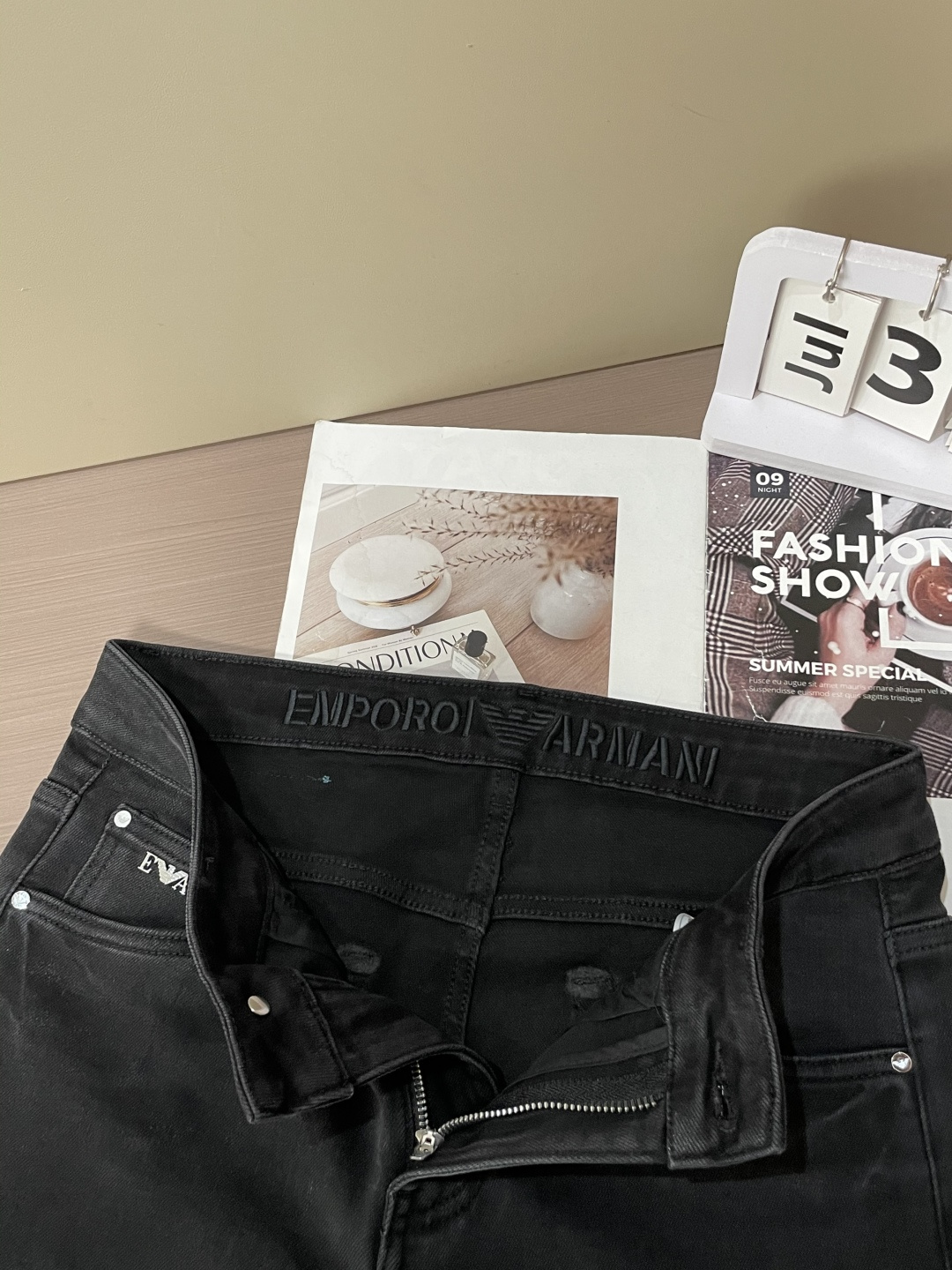 
阿玛尼
专柜最新同款牛仔裤 面料版型做工绝绝子
好穿不挑身材在搭配上没有太多的限制 随意简洁的衬托其他