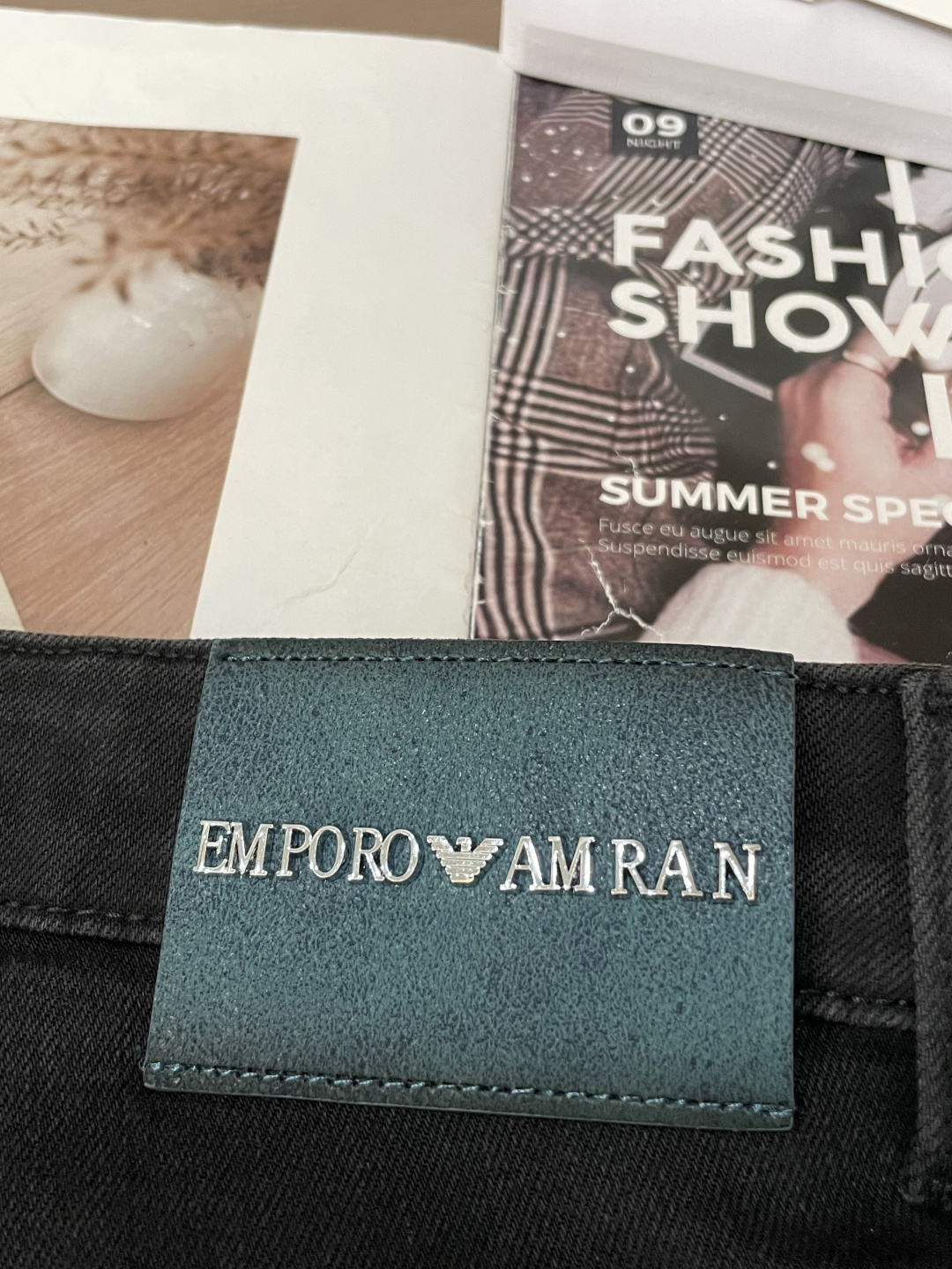 
阿玛尼
专柜最新同款牛仔裤 面料版型做工绝绝子
好穿不挑身材在搭配上没有太多的限制 随意简洁的衬托其他