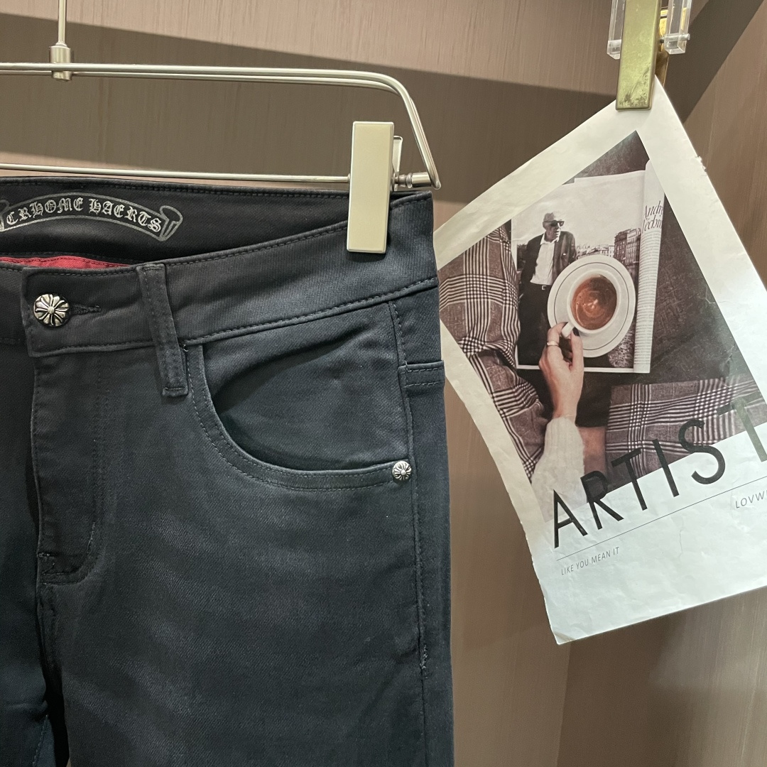 
克罗心
专柜最新同款牛仔裤 面料版型做工绝绝子
好穿不挑身材在搭配上没有太多的限制 随意简洁的衬托其他