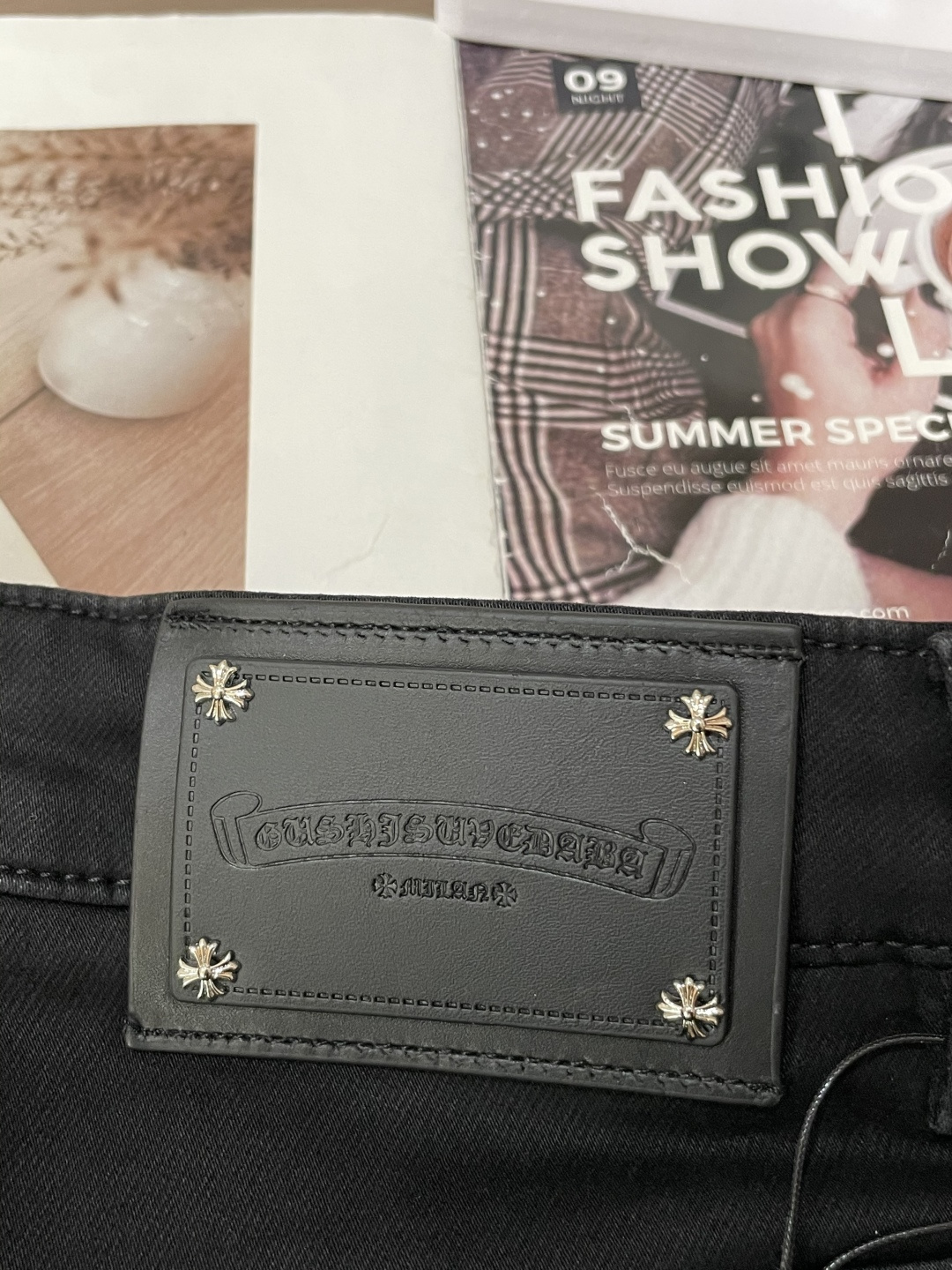 
克罗心
专柜最新同款牛仔裤 面料版型做工绝绝子
好穿不挑身材在搭配上没有太多的限制 随意简洁的衬托其他