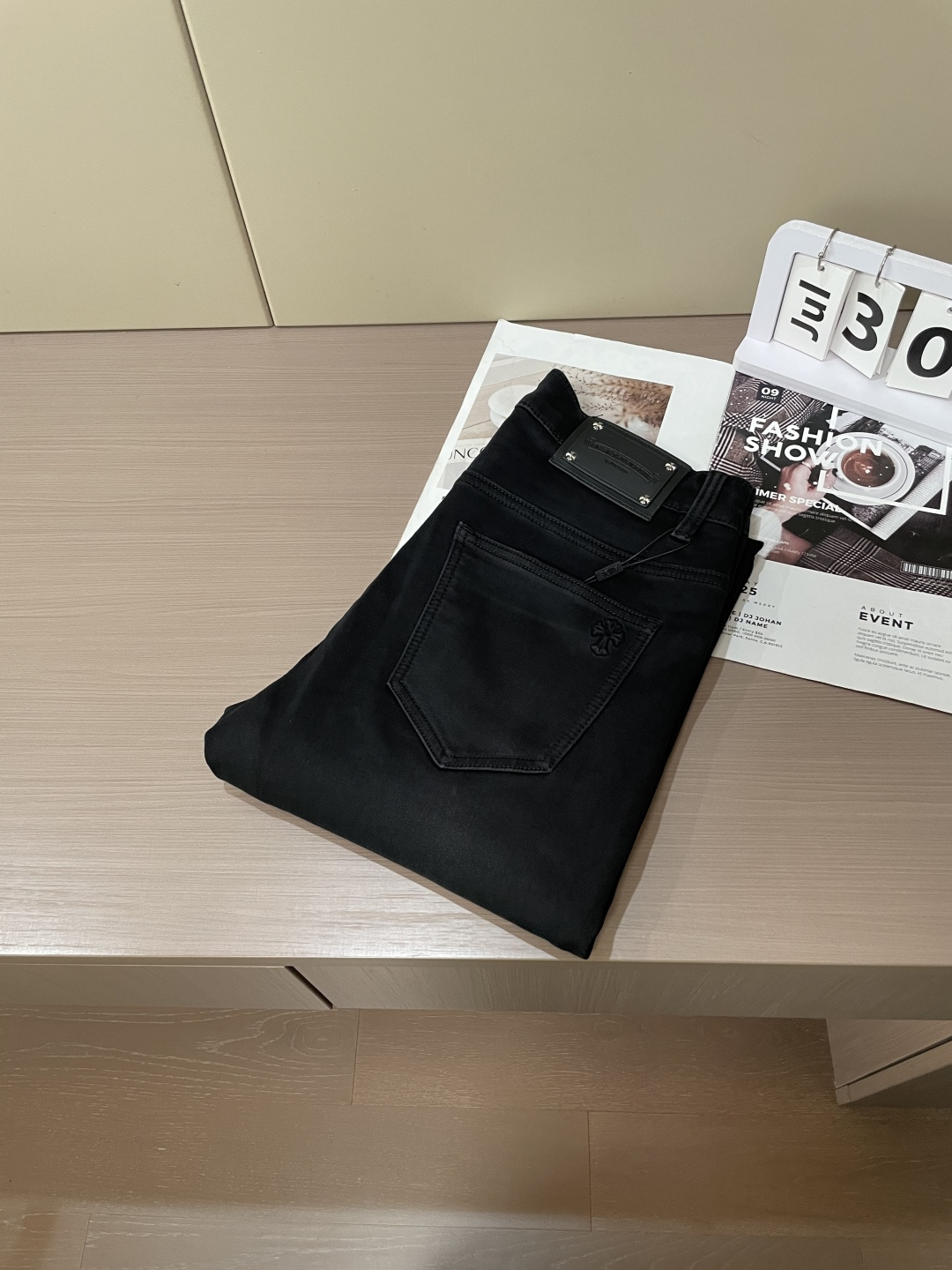 
克罗心
专柜最新同款牛仔裤 面料版型做工绝绝子
好穿不挑身材在搭配上没有太多的限制 随意简洁的衬托其他