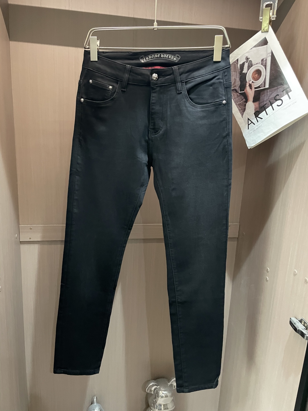 NO:510765,Croxin The latest style of jeans in the counter, the fabric style is absolutely craftsmanship, it is easy to wear but not picky about the figure, there is no limit on matching, and it is casual and simple to set off other items to show your style and posture~ You can match any style of items, match with various T-shirts/shirts, knitted jackets, and you don’t have to worry about matching on your daily trip 3 sizes 29-38,,chrome hearts,jeans,jackets & coats,shirts,tees,t-shirt,alexander wang19860909克罗心 专柜最新同款牛仔裤 面料版型做工绝绝子 好穿不挑身材在搭配上没有太多的限制 随意简洁的衬托其他单品,来展现自己的风格姿态～ 可以百搭任何风格的单品,搭配各种T恤／衬衫,针织外套都可,日常外出不必再为搭配而烦恼了3 尺码 29-38,,chrome hearts,jeans,jackets & coats,shirts,tees，t-shirt,alexander wang,Men's clothing