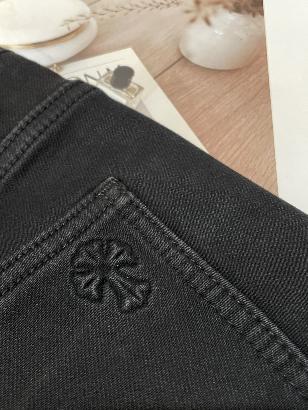 
克罗心
专柜最新同款牛仔裤 面料版型做工绝绝子
好穿不挑身材在搭配上没有太多的限制 随意简洁的衬托其他