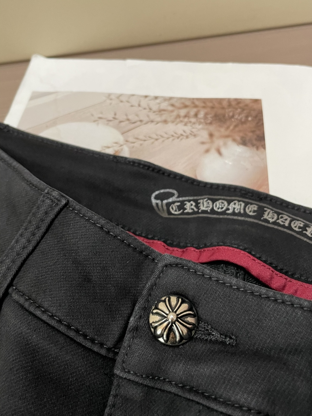 
克罗心
专柜最新同款牛仔裤 面料版型做工绝绝子
好穿不挑身材在搭配上没有太多的限制 随意简洁的衬托其他