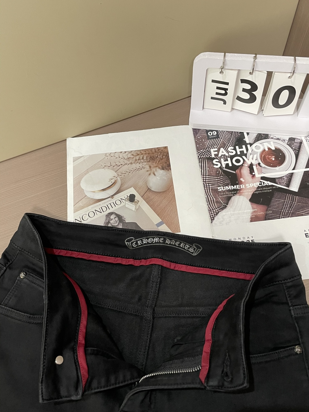 
克罗心
专柜最新同款牛仔裤 面料版型做工绝绝子
好穿不挑身材在搭配上没有太多的限制 随意简洁的衬托其他