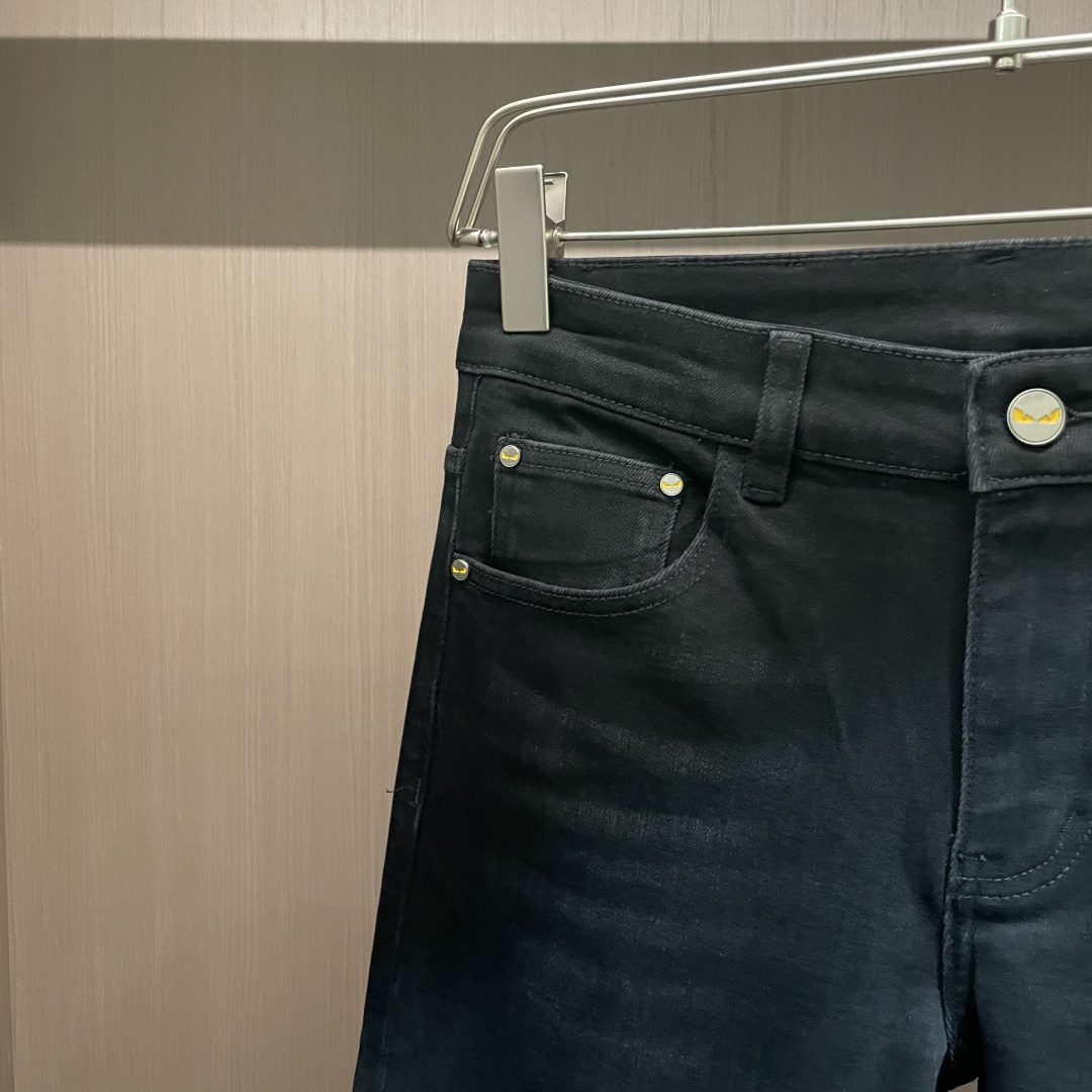 
FD 
专柜最新同款牛仔裤 面料版型做工绝绝子
好穿不挑身材在搭配上没有太多的限制 随意简洁的衬托其他