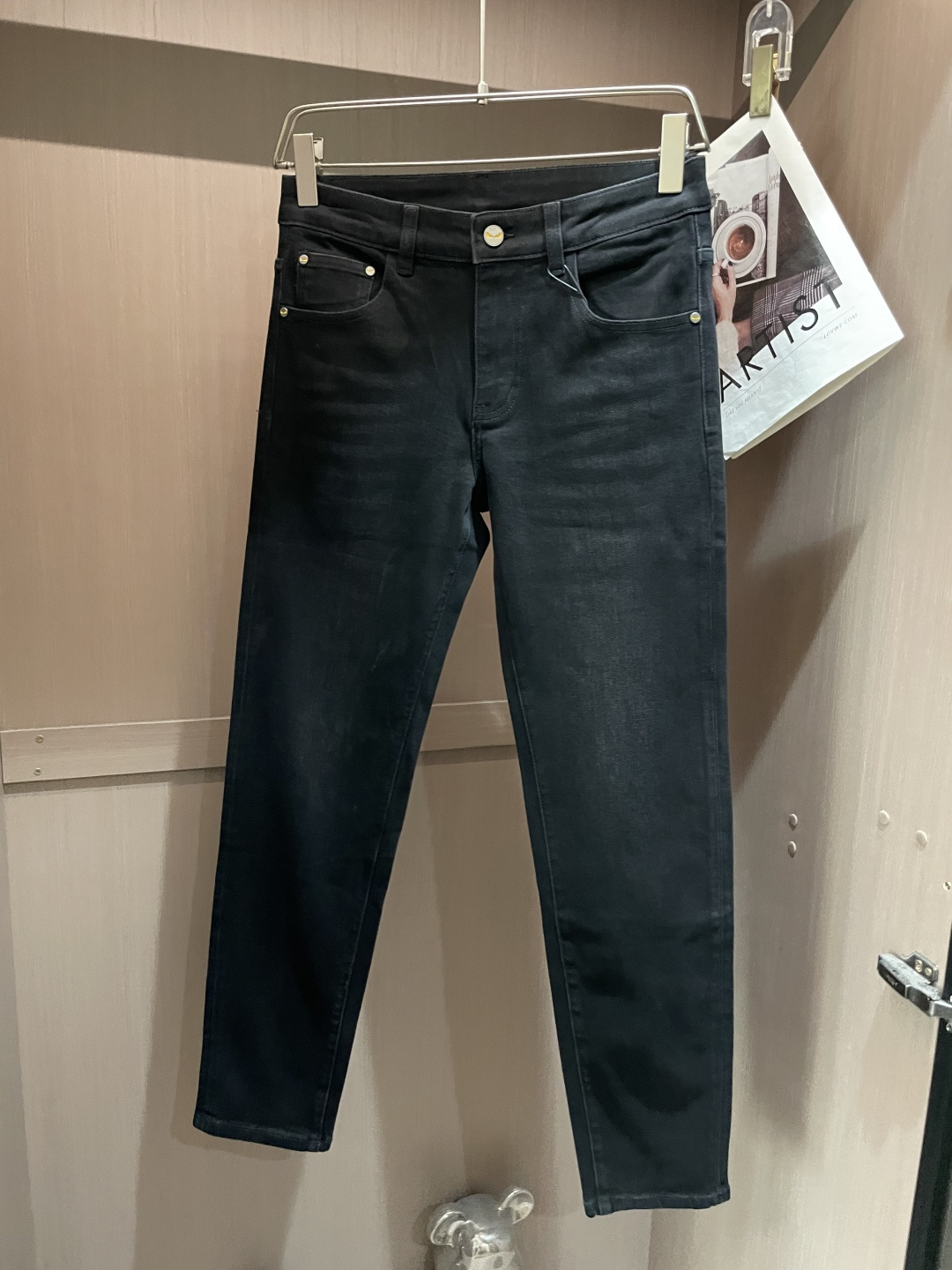 NO:510739,FD counter has the latest same style of jeans. The fabric style is absolutely craftsmanship. It is easy to wear and not pick on the figure. There are no restrictions on matching. It can set off other items in a simple way to show your style and posture~ You can match any style of items, match them with various T-shirts/shirts, knitted jackets. You don’t have to worry about matching when going out every day. 3 sizes 29-38,,jeans,jackets & coats,shirts,tees,t-shirt,alexander wang19860909FD 专柜最新同款牛仔裤 面料版型做工绝绝子 好穿不挑身材在搭配上没有太多的限制 随意简洁的衬托其他单品,来展现自己的风格姿态～ 可以百搭任何风格的单品,搭配各种T恤／衬衫,针织外套都可,日常外出不必再为搭配而烦恼了3 尺码 29-38,,jeans,jackets & coats,shirts,tees，t-shirt,alexander wang,Men's clothing