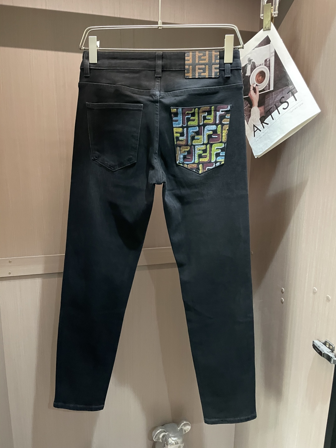 
FD 
专柜最新同款牛仔裤 面料版型做工绝绝子
好穿不挑身材在搭配上没有太多的限制 随意简洁的衬托其他