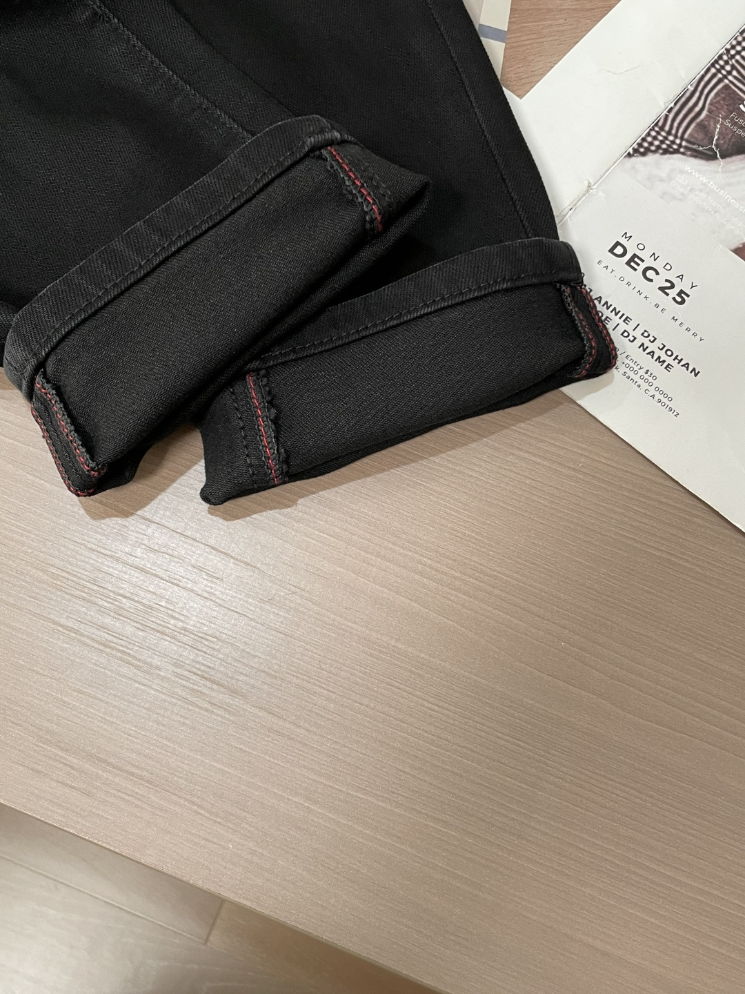 
FD 
专柜最新同款牛仔裤 面料版型做工绝绝子
好穿不挑身材在搭配上没有太多的限制 随意简洁的衬托其他