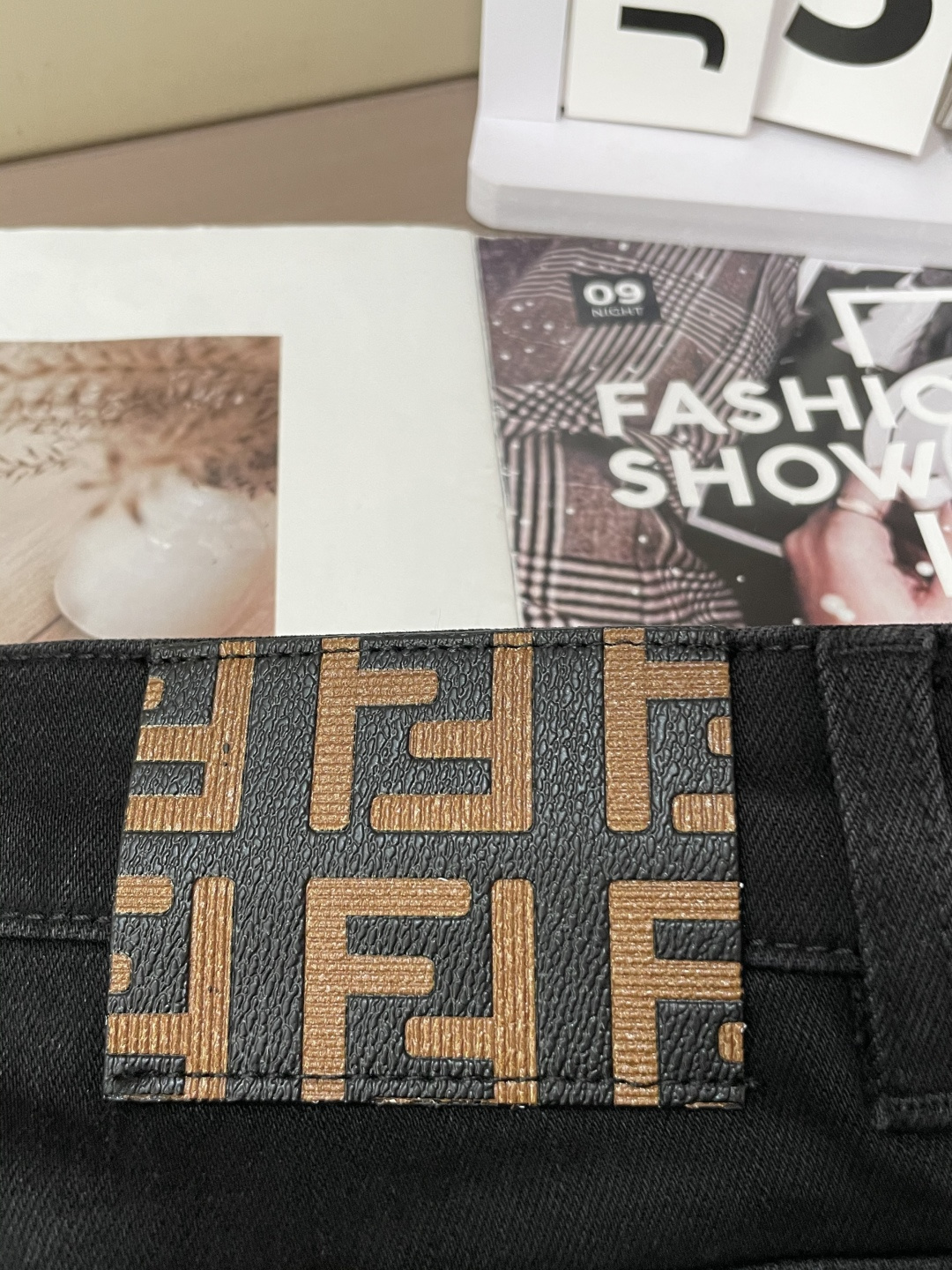 
FD 
专柜最新同款牛仔裤 面料版型做工绝绝子
好穿不挑身材在搭配上没有太多的限制 随意简洁的衬托其他