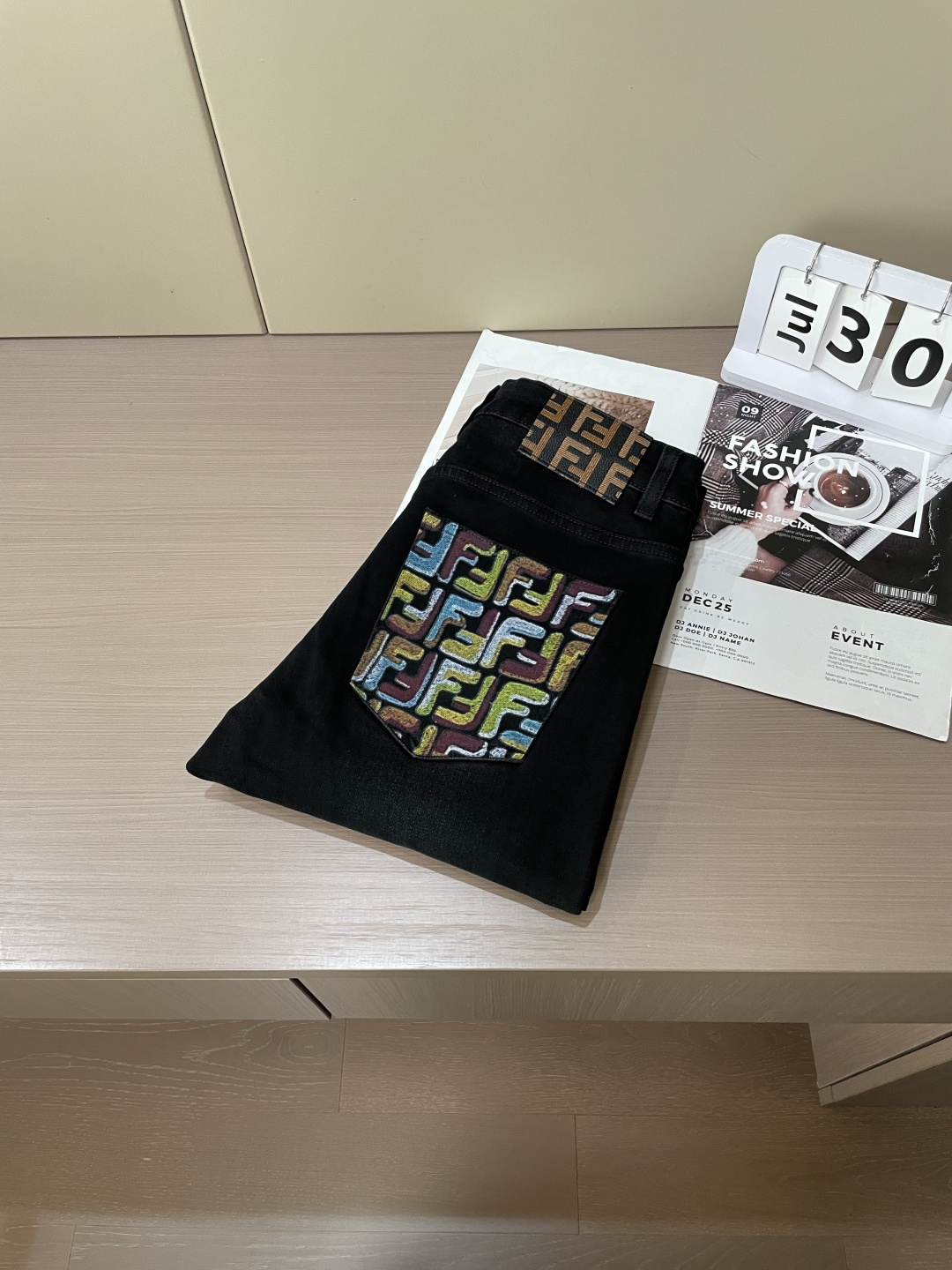 
FD 
专柜最新同款牛仔裤 面料版型做工绝绝子
好穿不挑身材在搭配上没有太多的限制 随意简洁的衬托其他