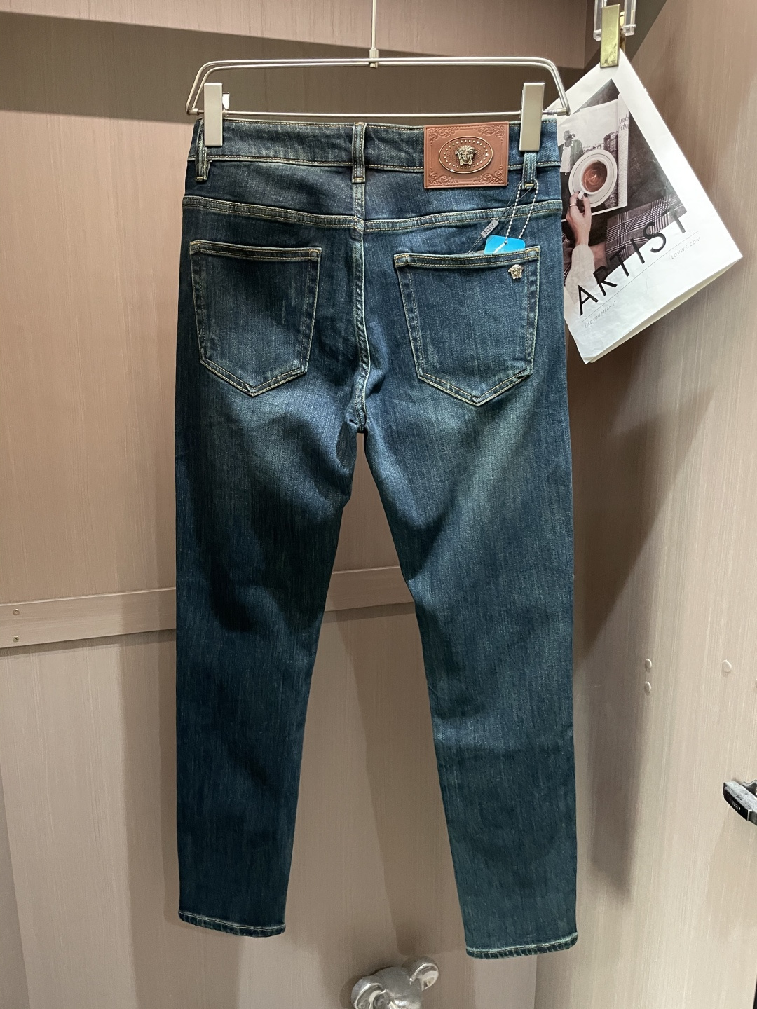 
范思哲
专柜最新同款牛仔裤 面料版型做工绝绝子
好穿不挑身材在搭配上没有太多的限制 随意简洁的衬托其他