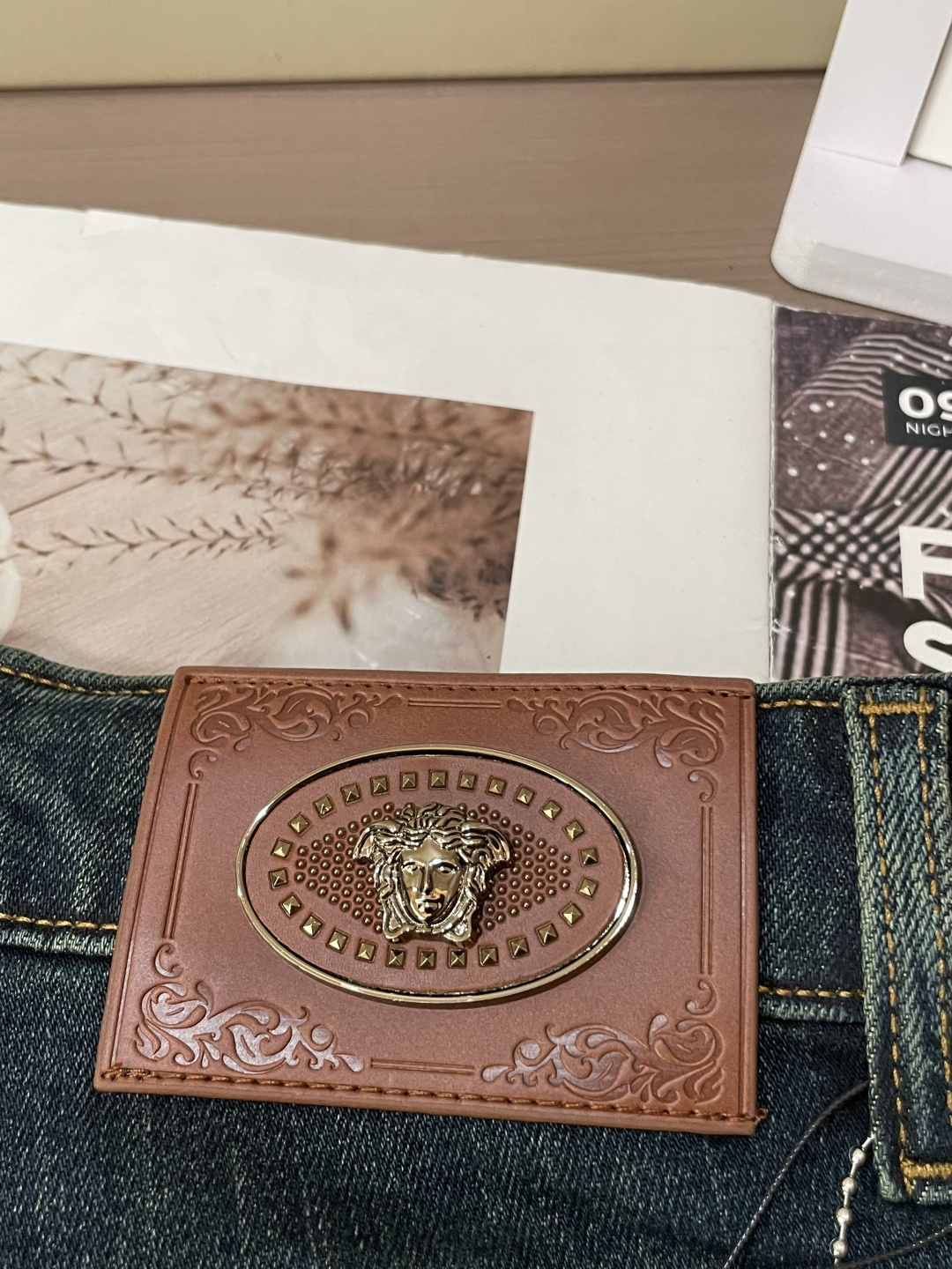 
范思哲
专柜最新同款牛仔裤 面料版型做工绝绝子
好穿不挑身材在搭配上没有太多的限制 随意简洁的衬托其他