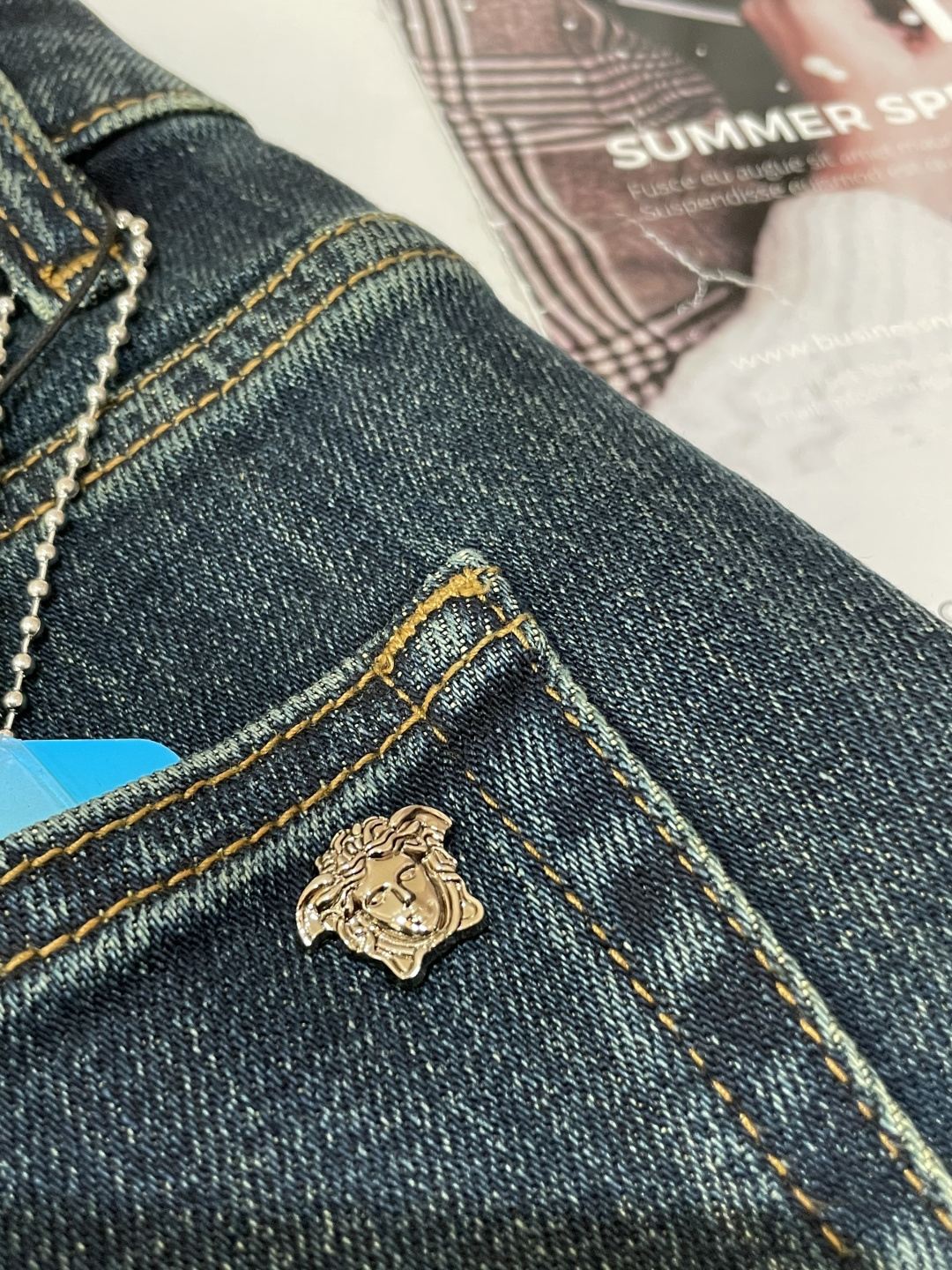 
范思哲
专柜最新同款牛仔裤 面料版型做工绝绝子
好穿不挑身材在搭配上没有太多的限制 随意简洁的衬托其他