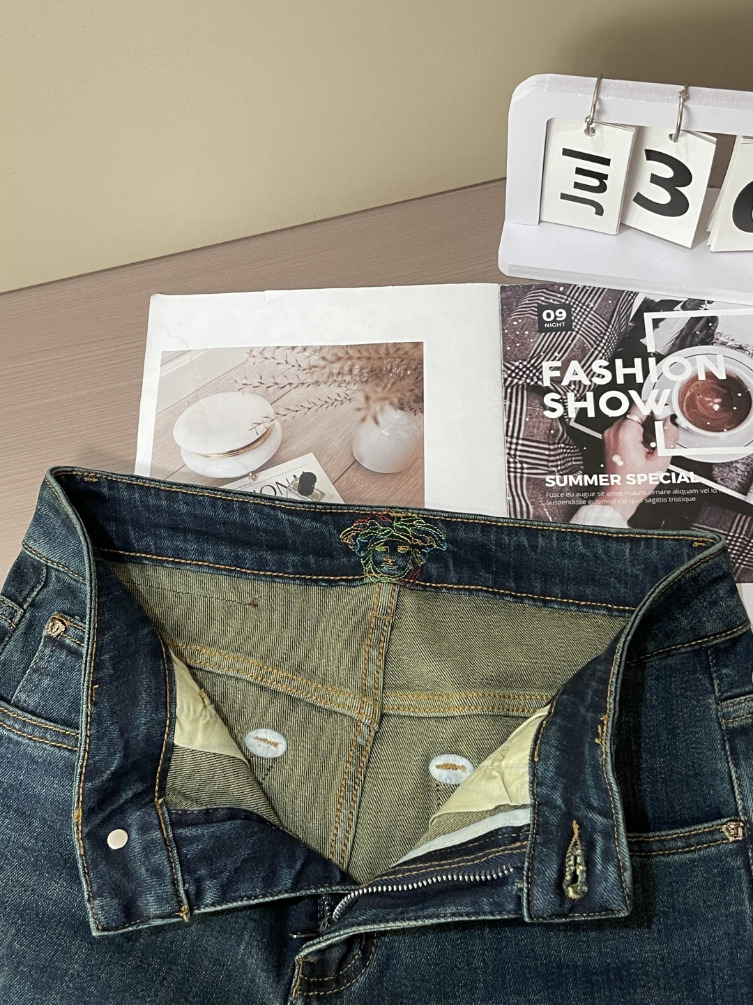 
范思哲
专柜最新同款牛仔裤 面料版型做工绝绝子
好穿不挑身材在搭配上没有太多的限制 随意简洁的衬托其他