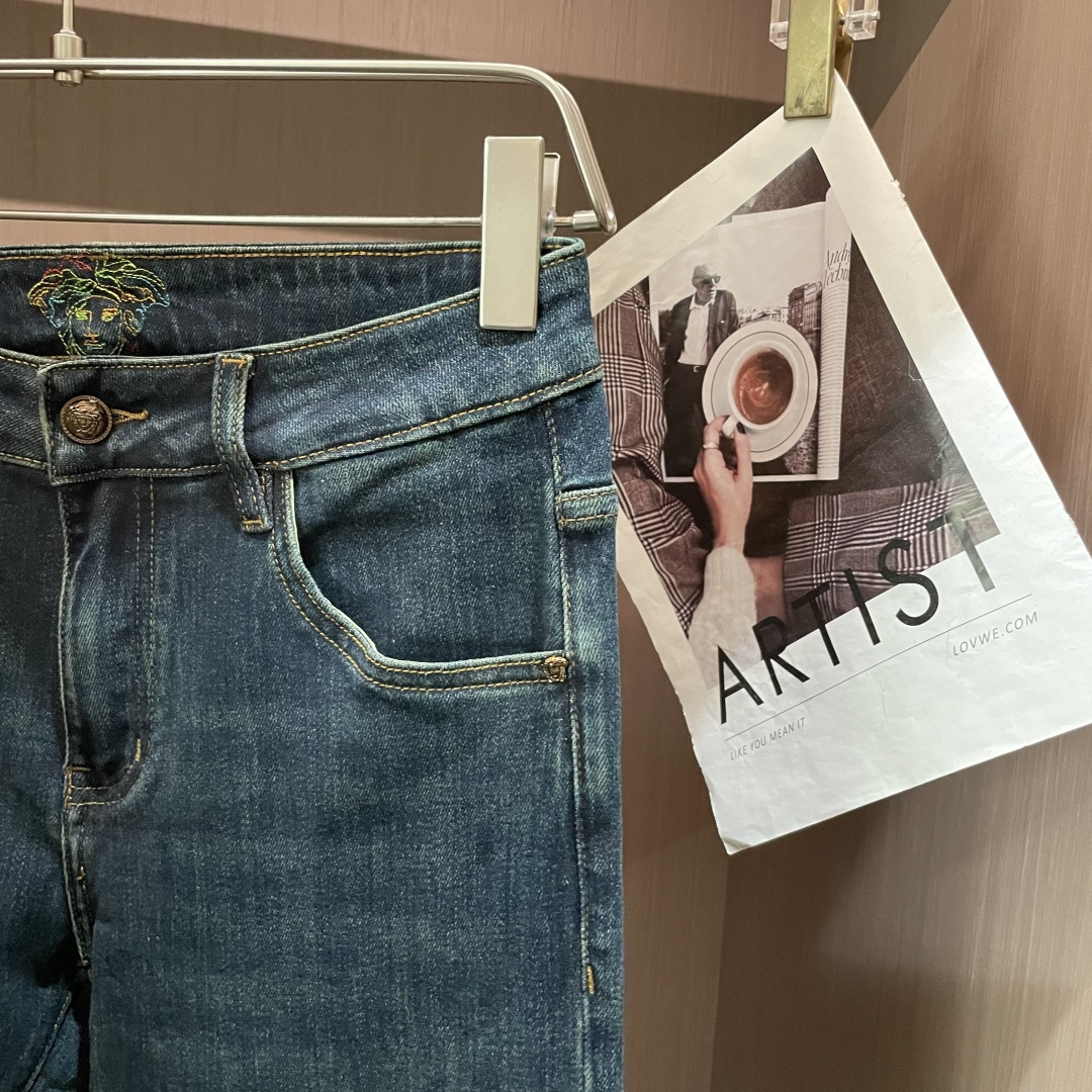 
范思哲
专柜最新同款牛仔裤 面料版型做工绝绝子
好穿不挑身材在搭配上没有太多的限制 随意简洁的衬托其他