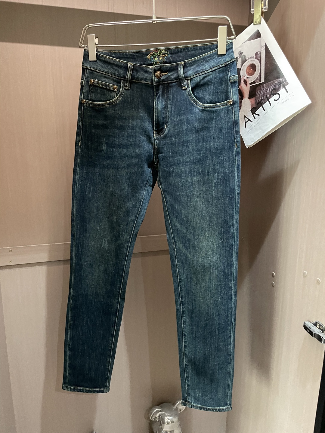 NO:510742,Versace The latest style of jeans in the counter, the fabric style is absolutely craftsmanship, and it is easy to wear but not picky about the figure. There are no restrictions on matching. You can set off other items in a simple way to show your style and posture~ You can match any style of items, match them with various T-shirts/shirts, knitted jackets, and you don’t have to worry about matching when going out every day. 3 sizes 29-38,,versace,jeans,jackets & coats,shirts,tees,t-shirt,alexander wang19860909范思哲 专柜最新同款牛仔裤 面料版型做工绝绝子 好穿不挑身材在搭配上没有太多的限制 随意简洁的衬托其他单品,来展现自己的风格姿态～ 可以百搭任何风格的单品,搭配各种T恤／衬衫,针织外套都可,日常外出不必再为搭配而烦恼了3 尺码 29-38,,versace,jeans,jackets & coats,shirts,tees，t-shirt,alexander wang,Men's clothing