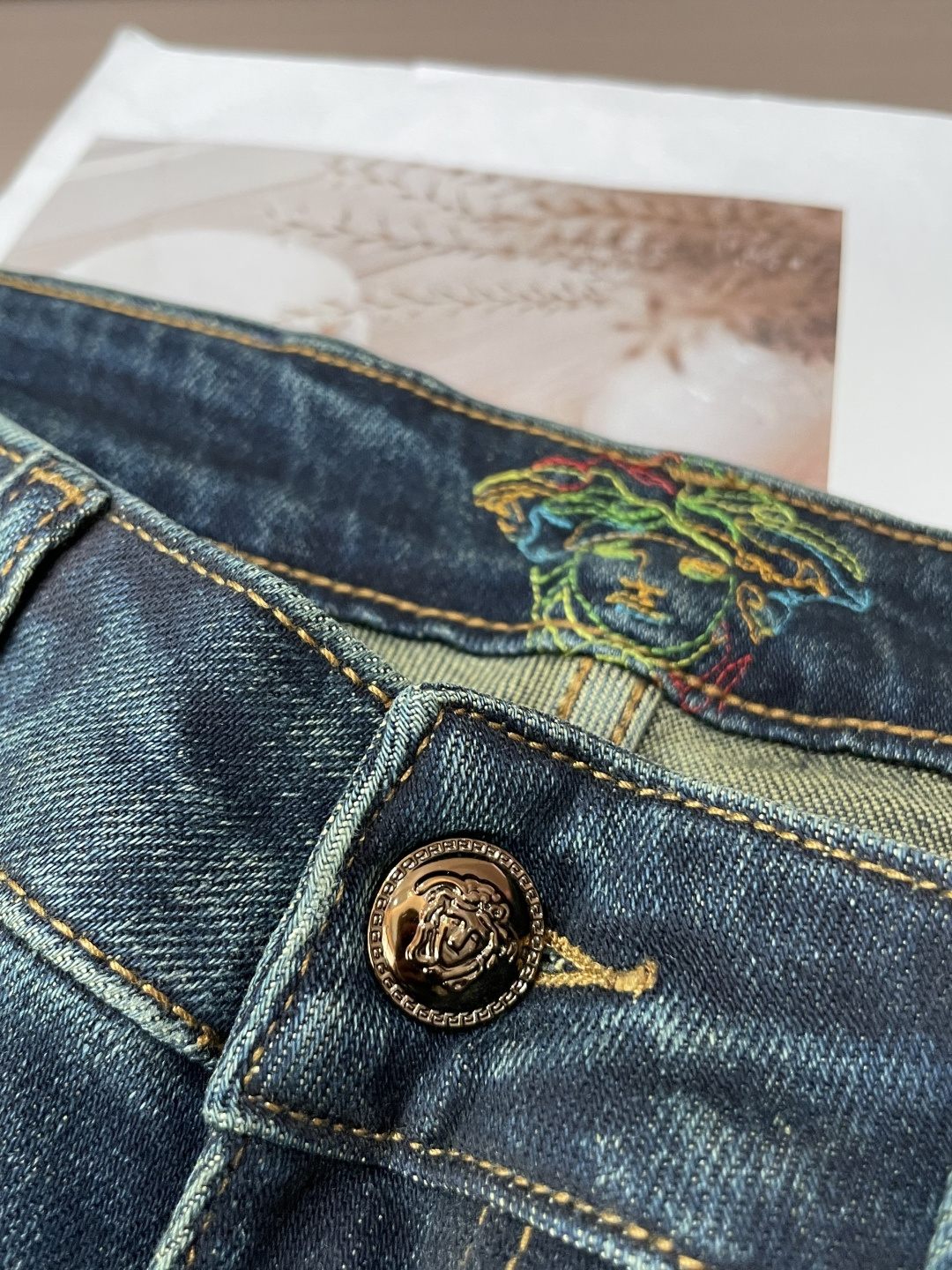 
范思哲
专柜最新同款牛仔裤 面料版型做工绝绝子
好穿不挑身材在搭配上没有太多的限制 随意简洁的衬托其他