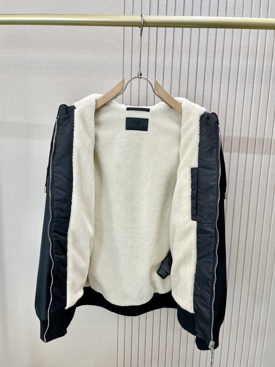 
Prad 2025秋冬新款 PR*DA 夹棉外套  面料舒适柔软 经典的品牌logo装饰设计理念完美 