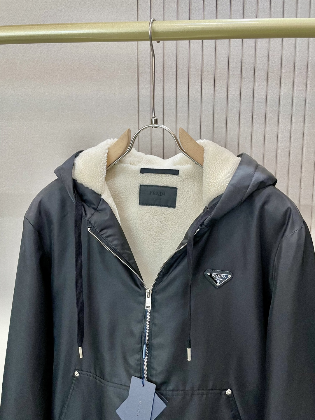 
Prad 2025秋冬新款 PR*DA 夹棉外套  面料舒适柔软 经典的品牌logo装饰设计理念完美 