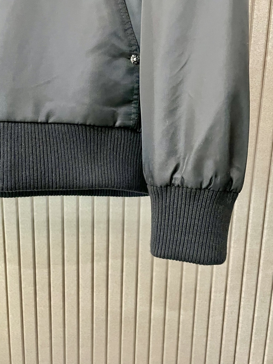 
Prad 2025秋冬新款 PR*DA 夹棉外套  面料舒适柔软 经典的品牌logo装饰设计理念完美 