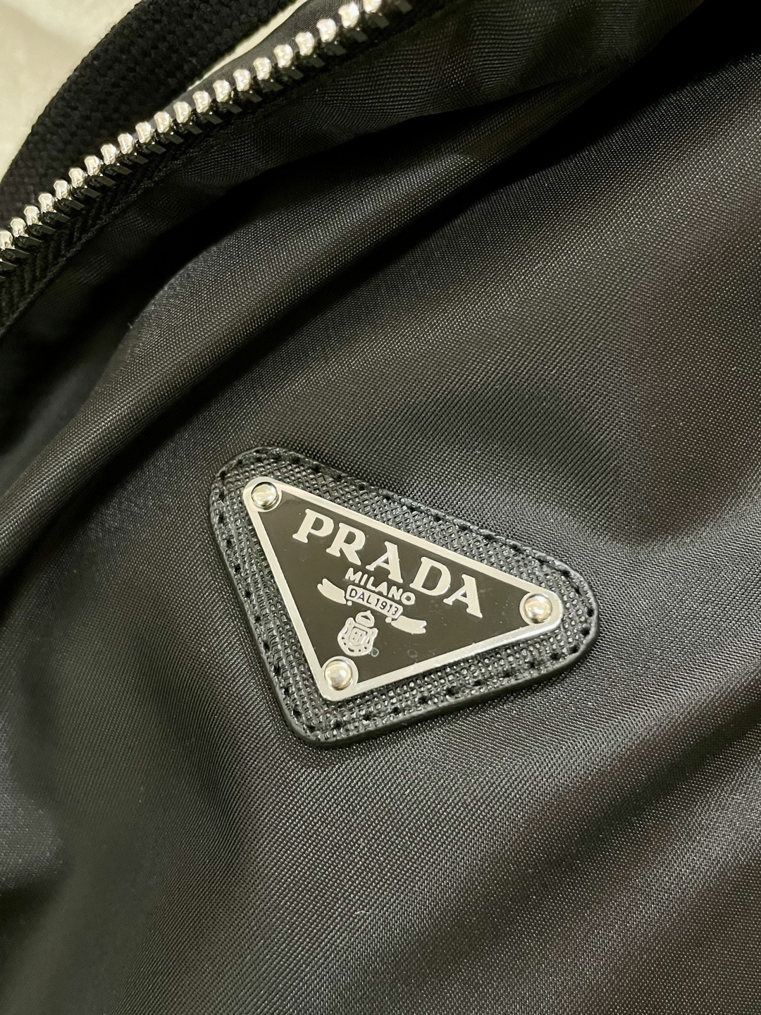 
Prad 2025秋冬新款 PR*DA 夹棉外套  面料舒适柔软 经典的品牌logo装饰设计理念完美 