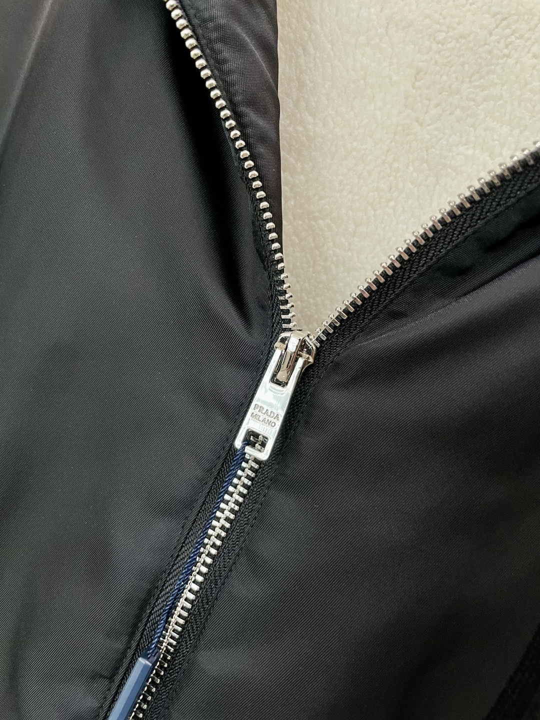 
Prad 2025秋冬新款 PR*DA 夹棉外套  面料舒适柔软 经典的品牌logo装饰设计理念完美 