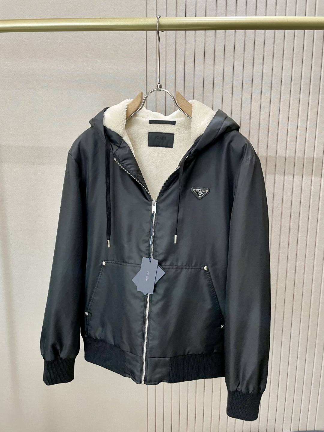 NO:510745,Prad 2025 autumn and winter new PR*DA cotton jacket, comfortable and soft fabric, perfect design concept of classic brand logo decoration, unique charm, appropriate design, simple and clear design style, generous color matching demonstration, color black, size M-3XL,,prada, jackets & coats,alexander wang19860909Prad 2025秋冬新款 PR*DA 夹棉外套 面料舒适柔软 经典的品牌logo装饰设计理念完美 符有独特的魅力 细节的设计恰当好处 简单明了的设计风格 大方色体搭配示范 颜色黑色 尺码M-3XL,,prada,jackets & coats,alexander wang,Men's clothing