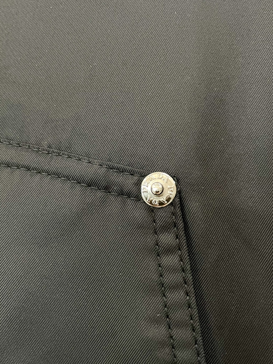 
Prad 2025秋冬新款 PR*DA 夹棉外套  面料舒适柔软 经典的品牌logo装饰设计理念完美 