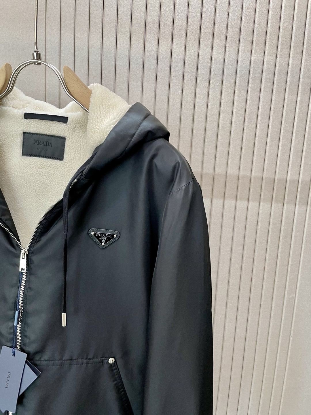 
Prad 2025秋冬新款 PR*DA 夹棉外套  面料舒适柔软 经典的品牌logo装饰设计理念完美 