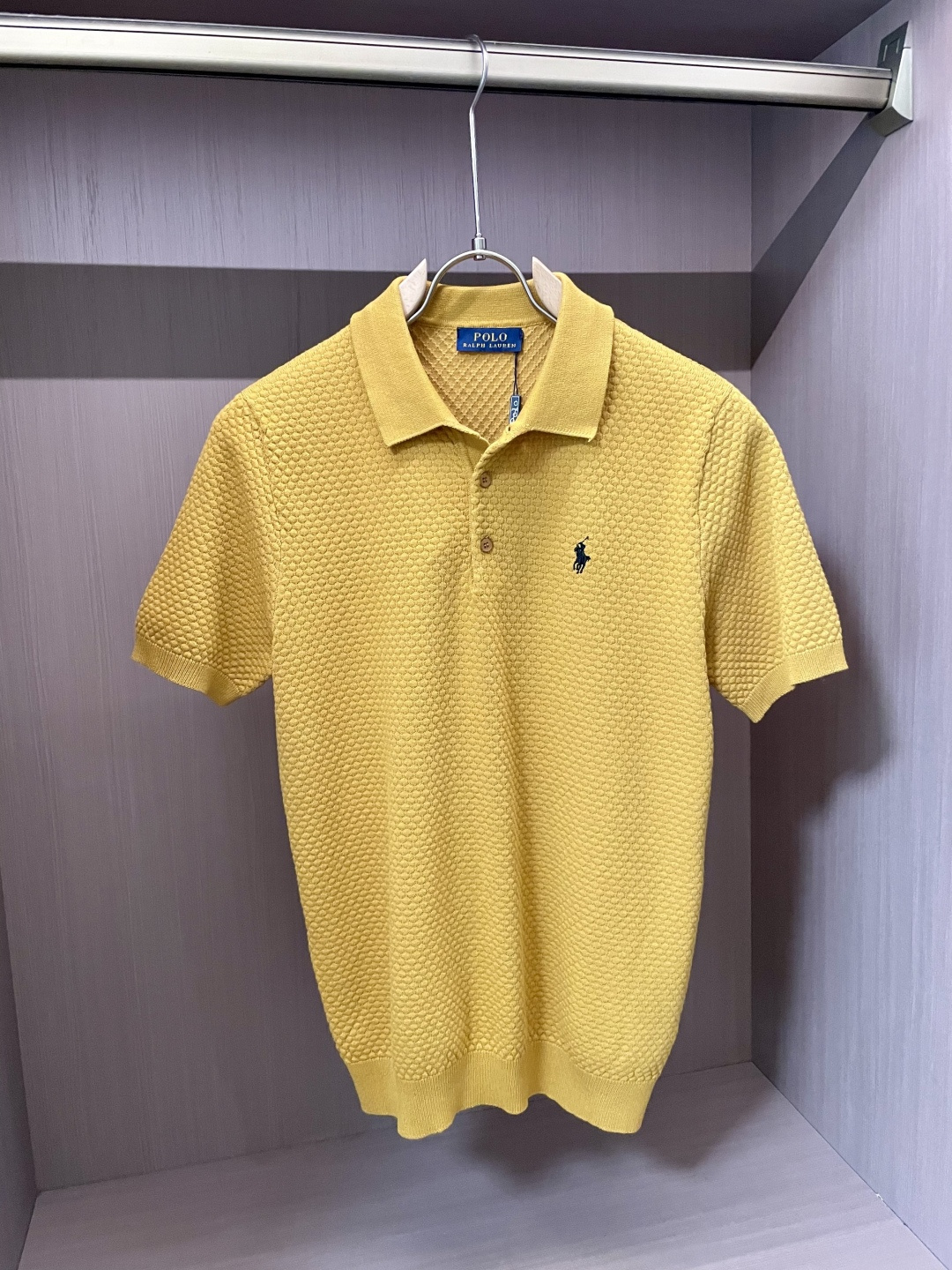 NO:511751,Lav Lauren SS Autumn and Winter Base New Men's Knitted Short Sleeve Shirt!  Exclusive first release is made of ultra-fine fiber and high elastic Yilit yarn. The texture and texture are super soft, very thin and soft, and the feel is extremely delicate and silky. The finer the yarn, the harder it is to work, and it is very time-consuming and material-consuming. It is a super rare product. The particularity of the fabric of each piece of clothing makes it silky soft and lubricating. The unique embroidery pattern on the chest can feel its softness and smoothness when it comes into contact with the skin!  The overall simple and atmospheric, continues the classic, calm and atmospheric, and naturally exudes casual and elegant Size M-3XL, T-shirt, alexander wang19860909拉夫劳伦 ss秋冬打底新品男士针织短袖衫！独家首发 采用纤维超细与高弹的伊力特纱线织造而成,质感与纹理都是超级的柔和,非常的轻薄柔软,手感极其的细腻丝滑,纱线越细做工就越难,并且非常的耗时耗料,超级难得一见的佳品,每件衣服的面料的特殊性使它具有丝般的柔软和润滑,胸前独特刺绣图案,与肌肤接触就能感觉到它的柔软和爽滑！整体简洁、大气,延续经典,沉稳大气的经典配色,自然散发出的休闲儒雅 尺码M-3XL,,T-shirt,alexander wang,Men's clothing